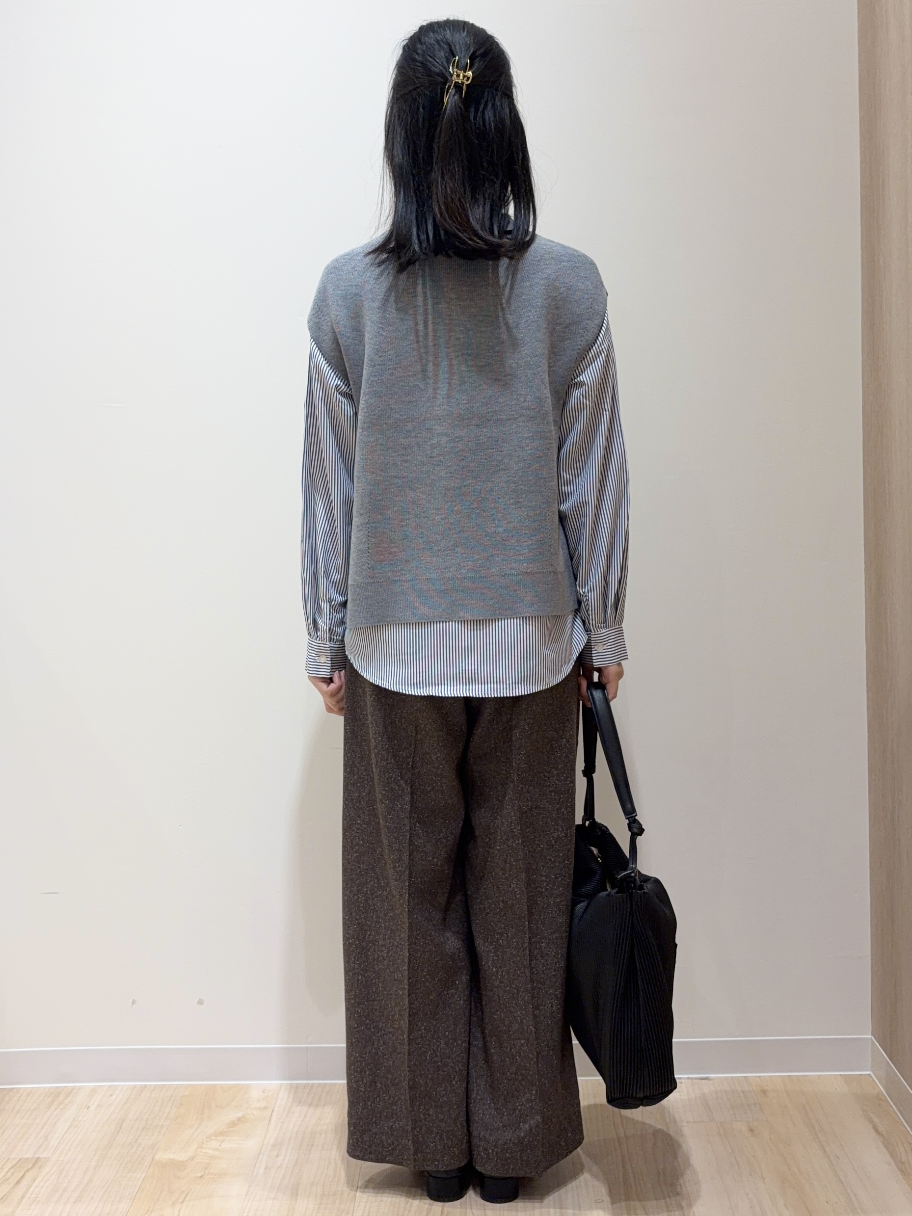 ayaneさんの「grove｜【2点セット/時短・着回し】着るだけでコーデが完成 ニットベスト&times;シャツ」を使ったコーディネート