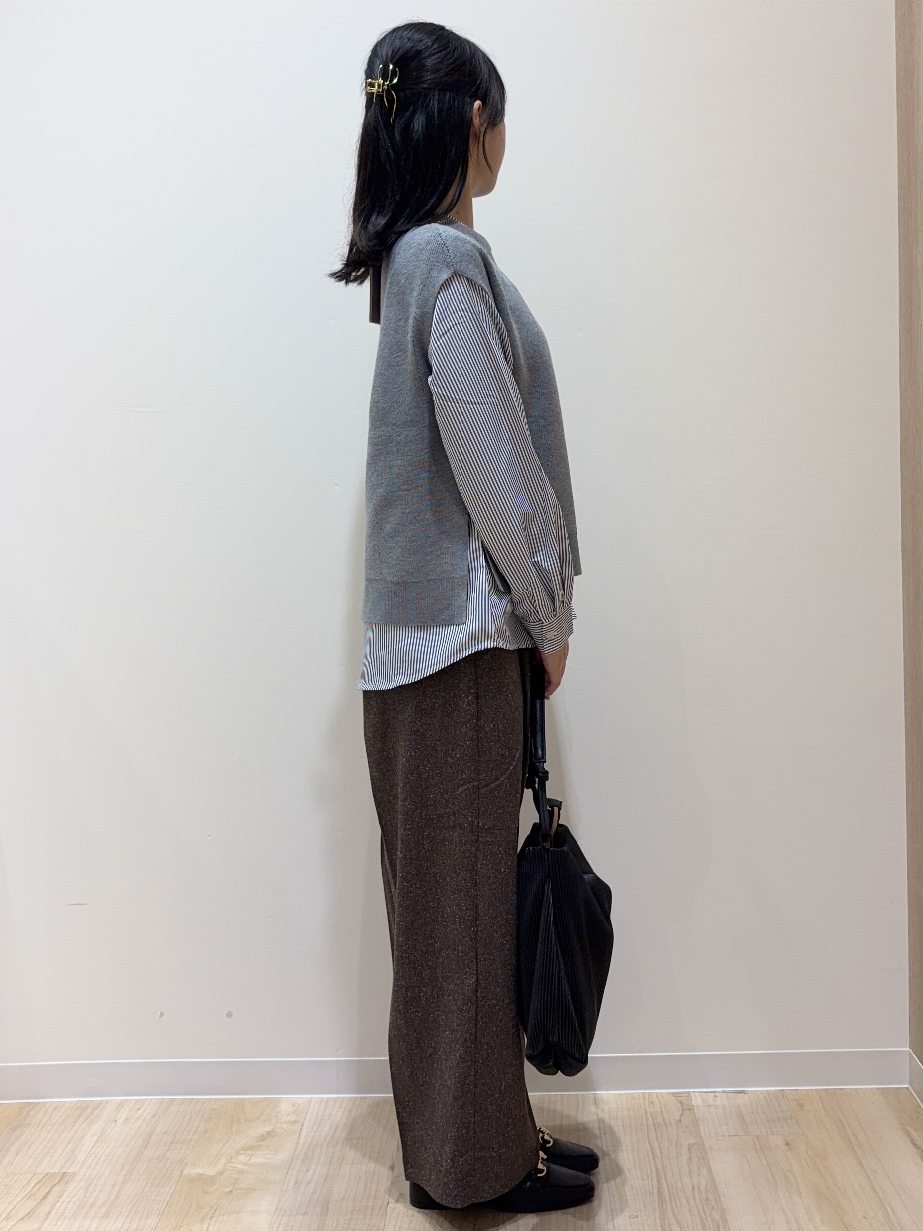 ayaneさんの「grove｜【2点セット/時短・着回し】着るだけでコーデが完成 ニットベスト&times;シャツ」を使ったコーディネート
