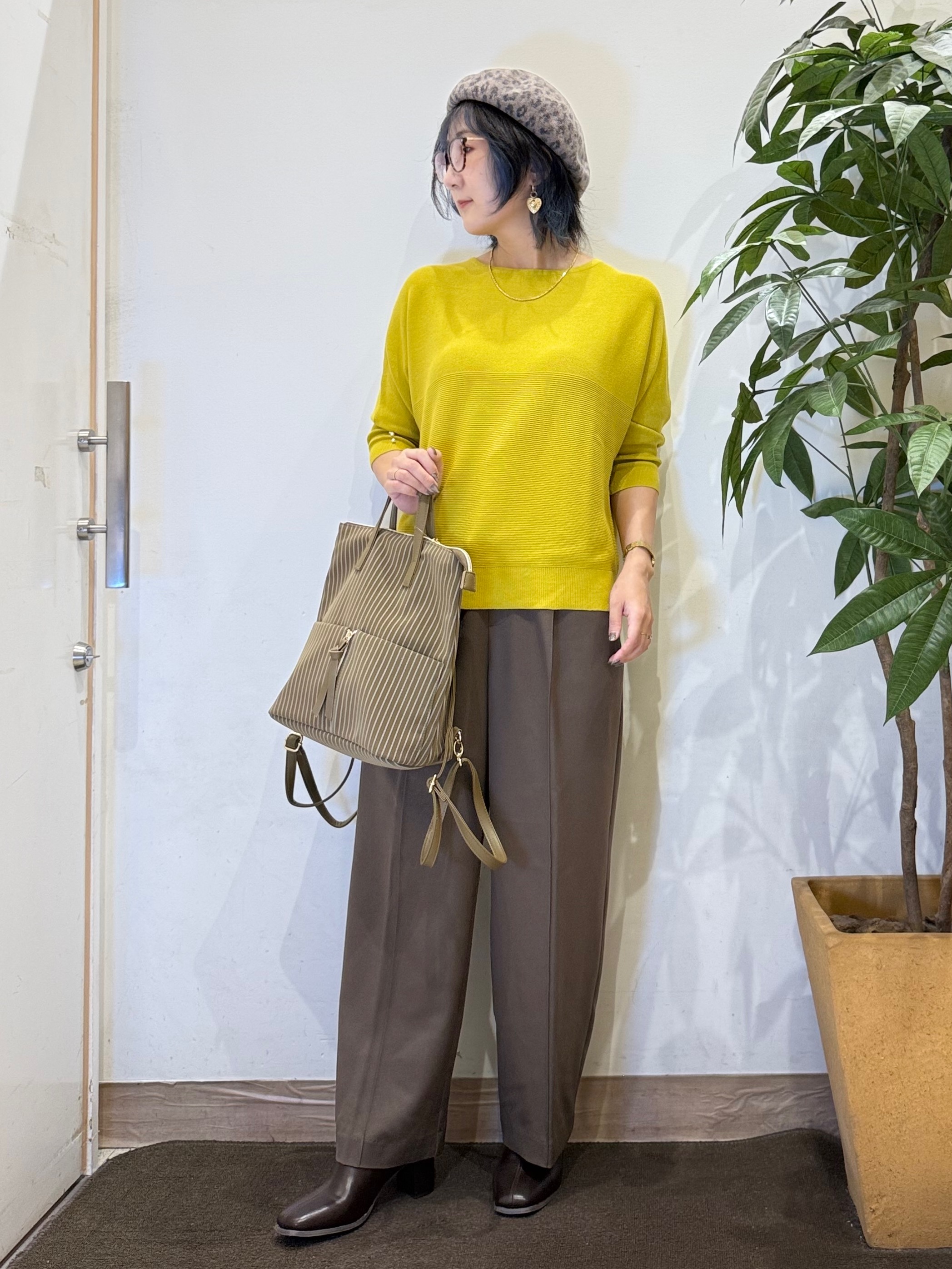 misakiさんの「SHOO･LA･RUE｜【毛玉になりにくい】パール調ボタンが女性らしさをプラス ガーター切替 7分袖ドルマンニット」を使ったコーディネート