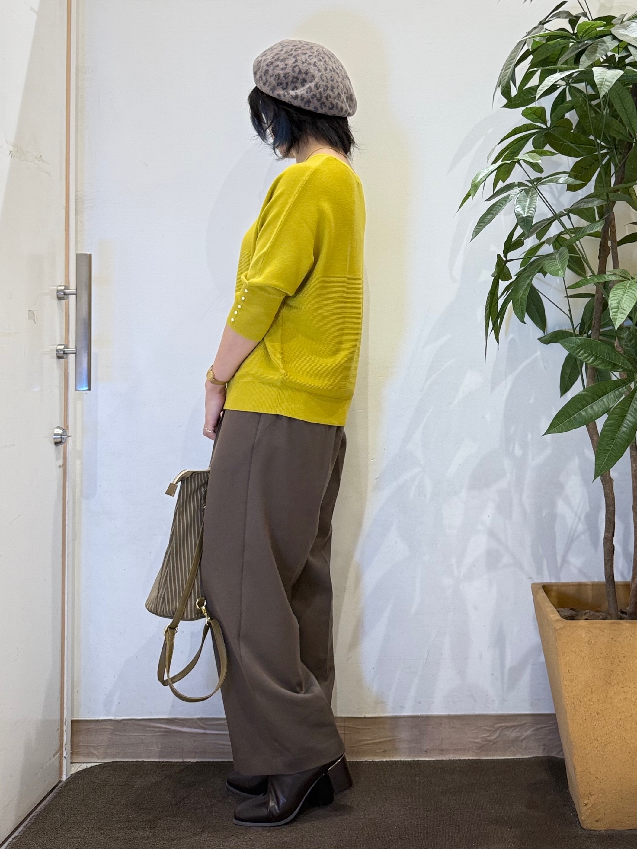 misakiさんの「SHOO･LA･RUE｜【毛玉になりにくい】パール調ボタンが女性らしさをプラス ガーター切替 7分袖ドルマンニット」を使ったコーディネート