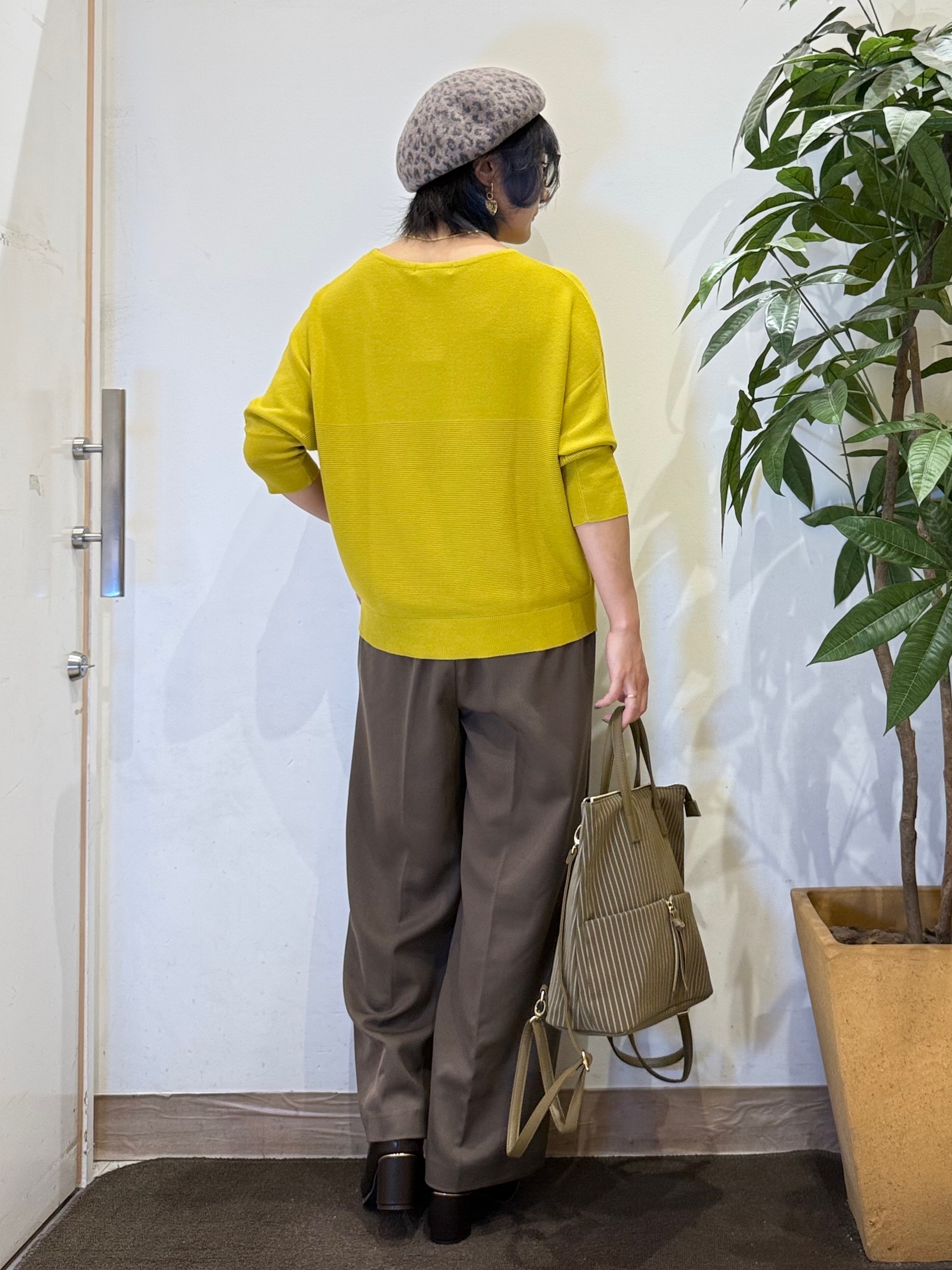 misakiさんの「SHOO･LA･RUE｜【毛玉になりにくい】パール調ボタンが女性らしさをプラス ガーター切替 7分袖ドルマンニット」を使ったコーディネート
