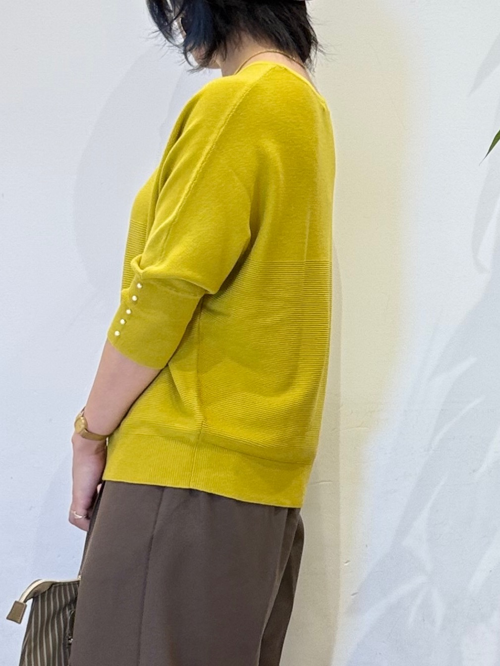 misakiさんの「SHOO･LA･RUE｜【毛玉になりにくい】パール調ボタンが女性らしさをプラス ガーター切替 7分袖ドルマンニット」を使ったコーディネート