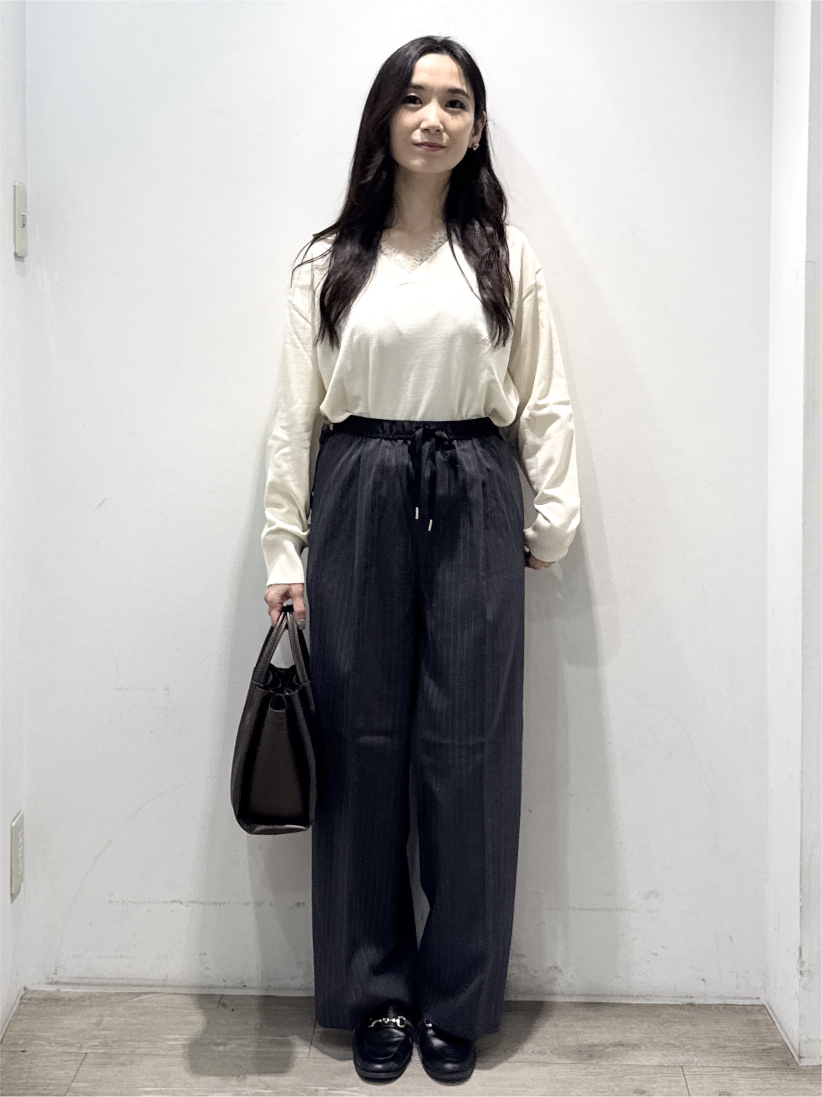 yuicciさんの「OPAQUE.CLIP｜レース付きVネックニット【洗濯機OK】」を使ったコーディネート