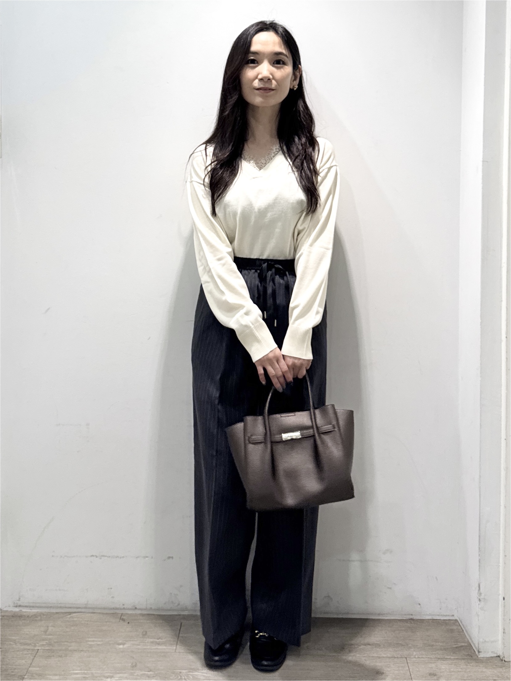 yuicciさんの「OPAQUE.CLIP｜レース付きVネックニット【洗濯機OK】」を使ったコーディネート