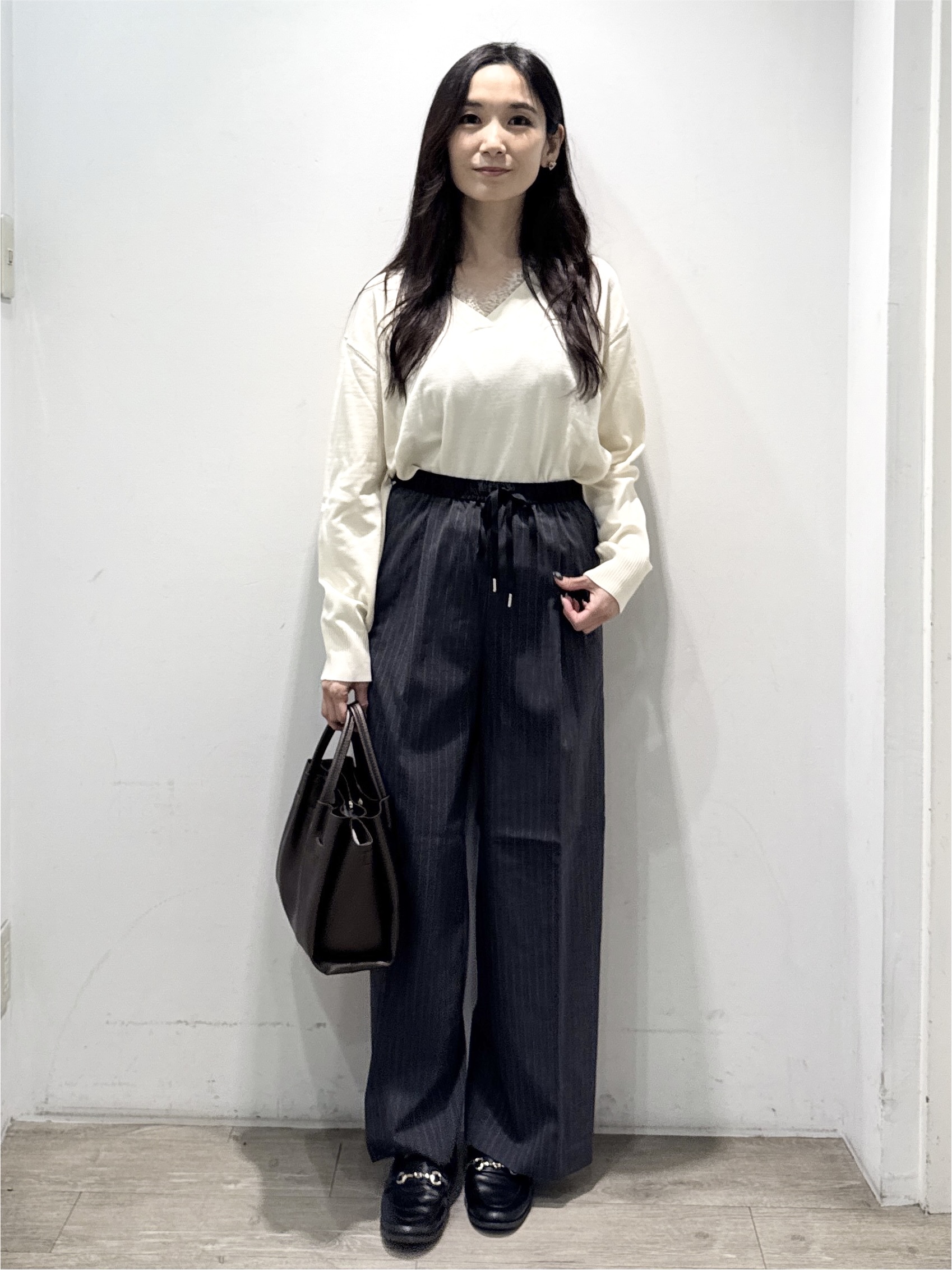 yuicciさんの「OPAQUE.CLIP｜レース付きVネックニット【洗濯機OK】」を使ったコーディネート