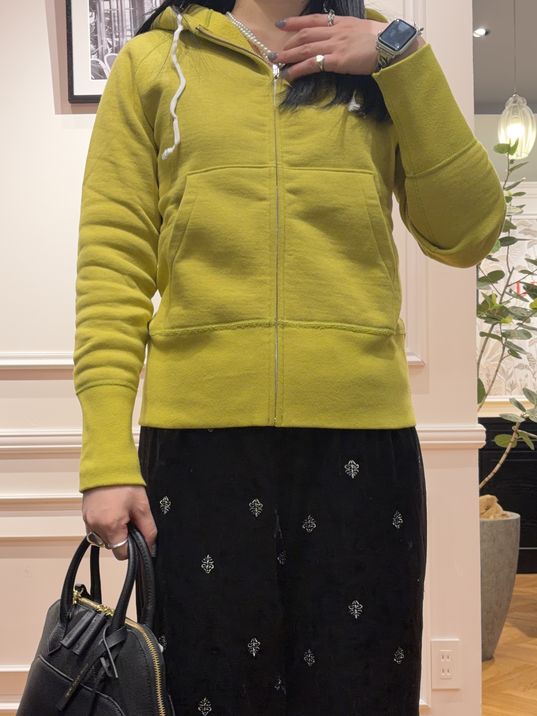 SAKAIさんの「DRESSTERIOR｜エンブロイダリー ベロアイージーパンツ」を使ったコーディネート
