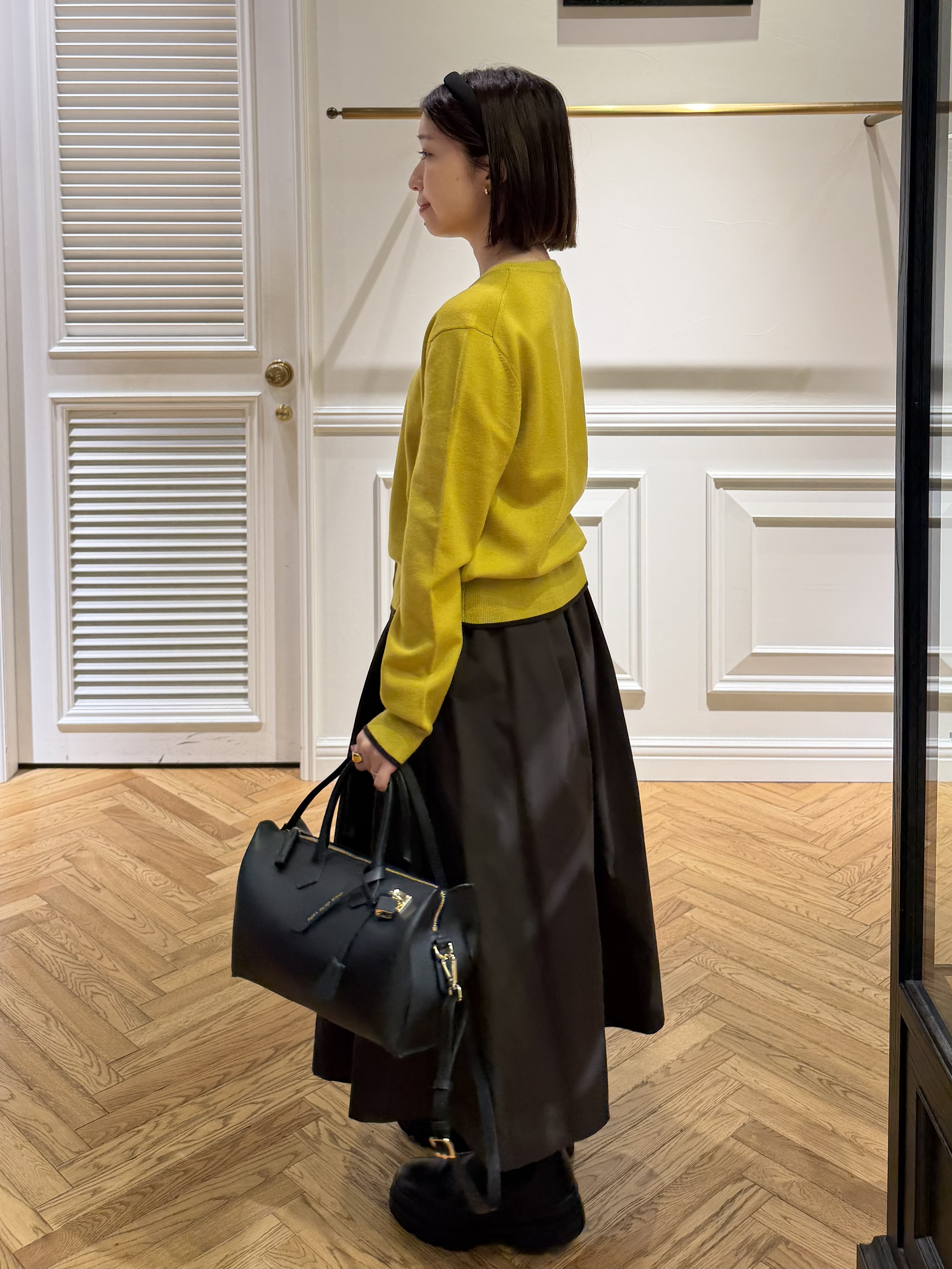 つじ まこさんの「DRESSTERIOR｜【STORY11月号掲載】ゼニアバル―ファキャッシュウールクルーネックカーディガン」を使ったコーディネート