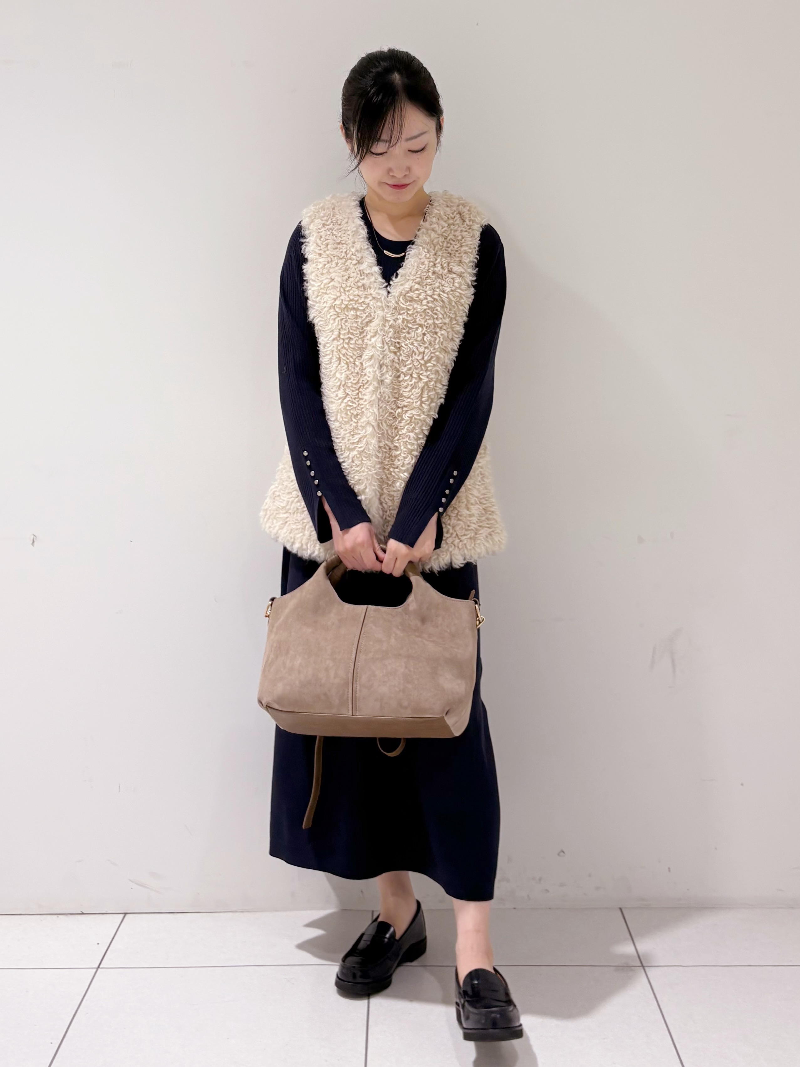 momokoさんの「INDIVI｜【羽織るだけでお洒落】カールエコファー ジレ」を使ったコーディネート