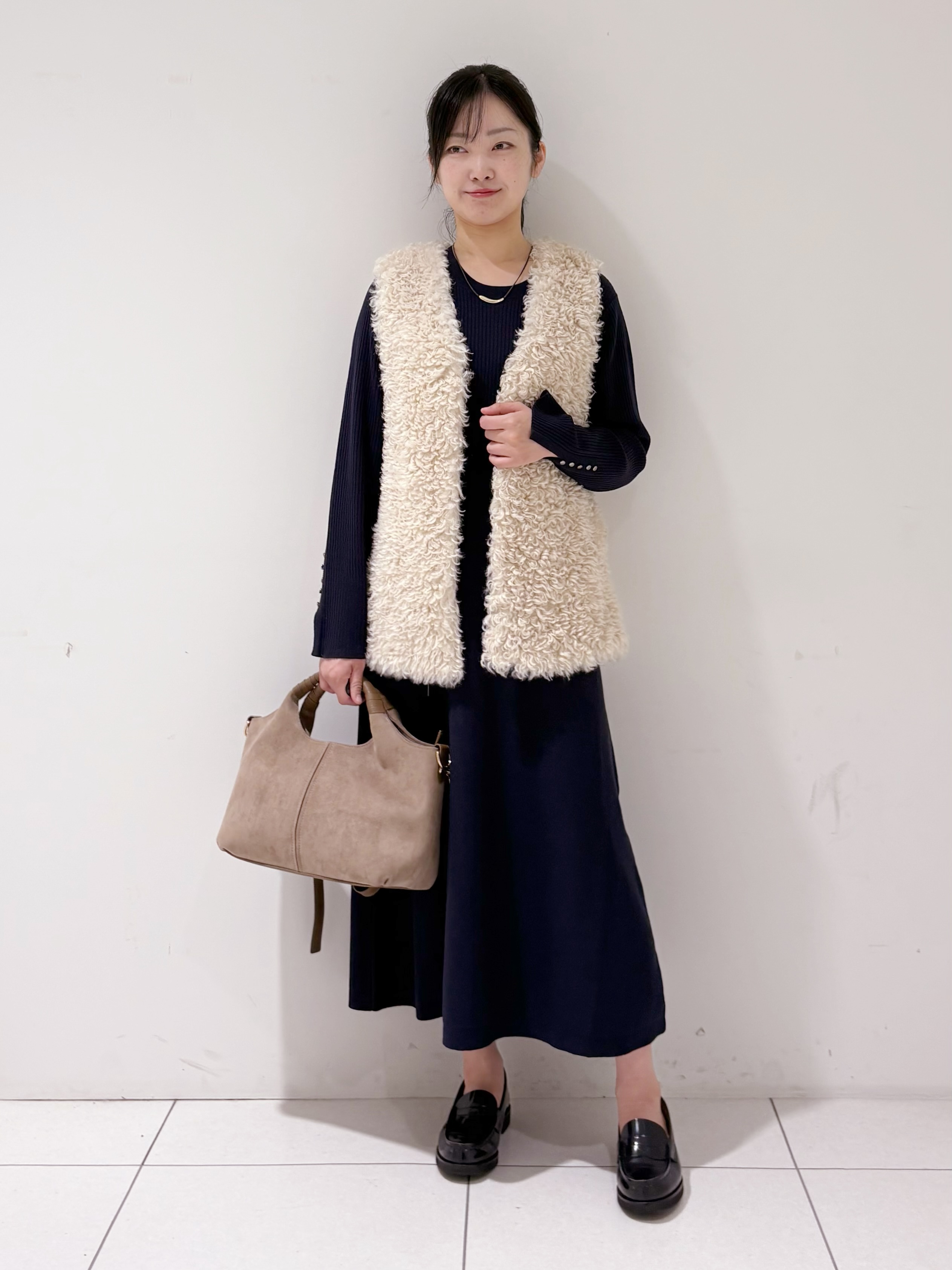 momokoさんの「INDIVI｜【羽織るだけでお洒落】カールエコファー ジレ」を使ったコーディネート