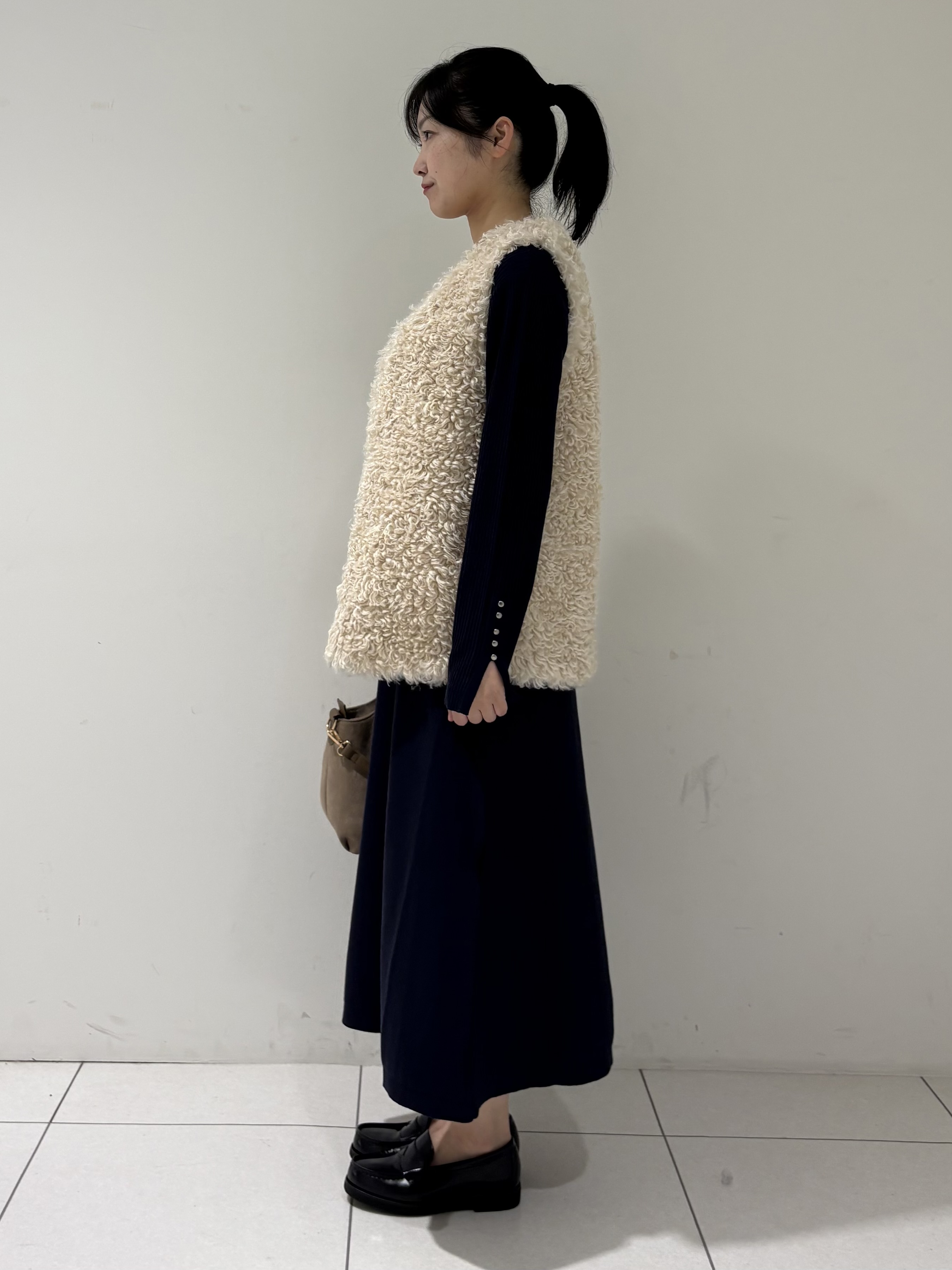 momokoさんの「INDIVI｜【羽織るだけでお洒落】カールエコファー ジレ」を使ったコーディネート