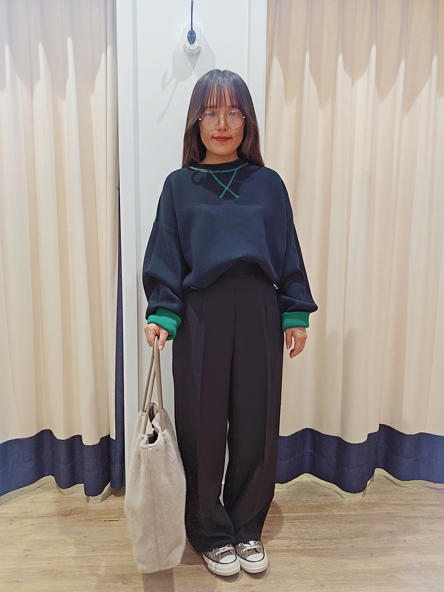 穂積佐紀さんの「Dessin｜フェイクファー縦長トートバッグ」を使ったコーディネート
