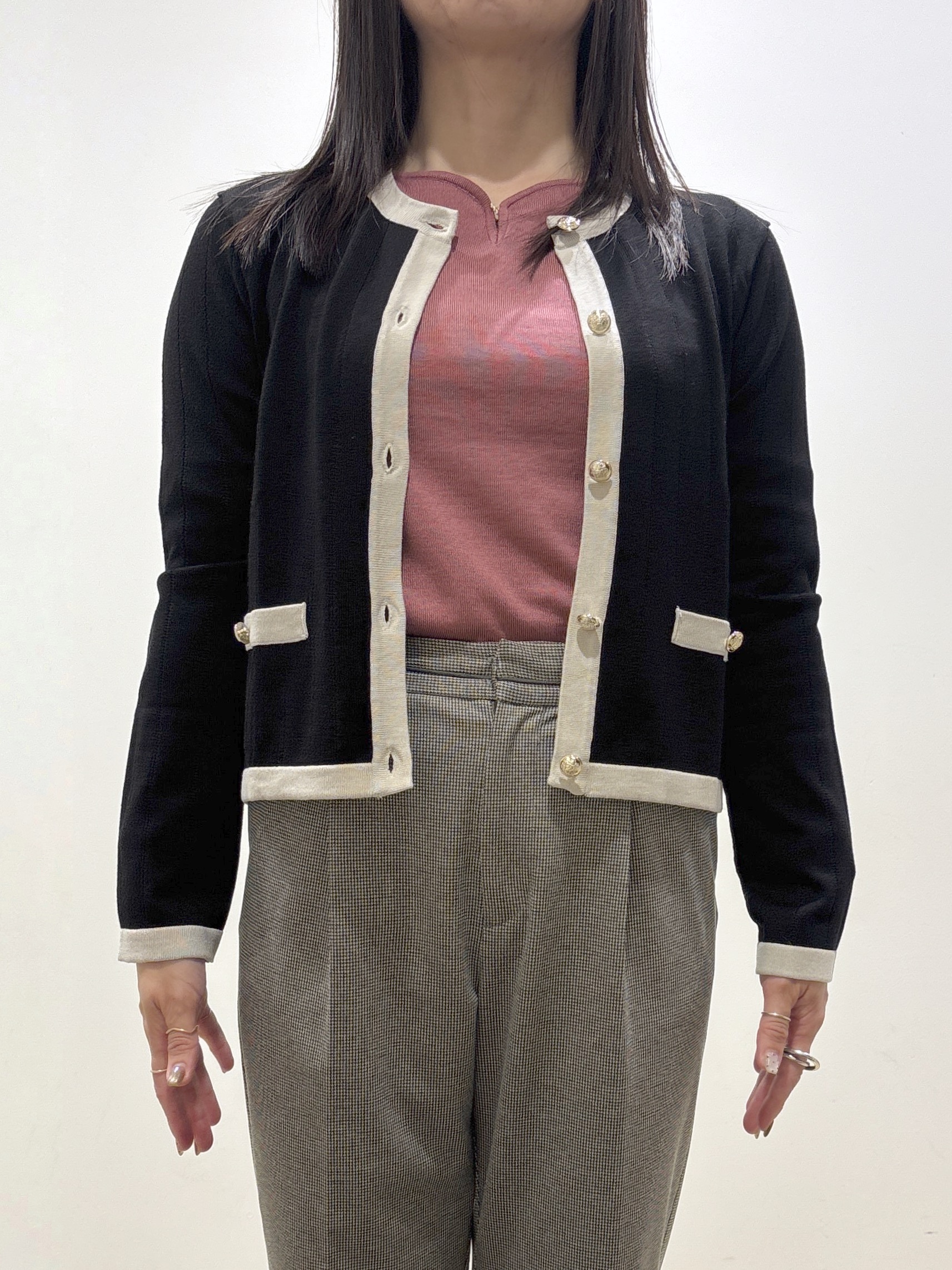 mameさんの「index｜バイカラークルーネックカーディガン【洗濯機OK】」を使ったコーディネート