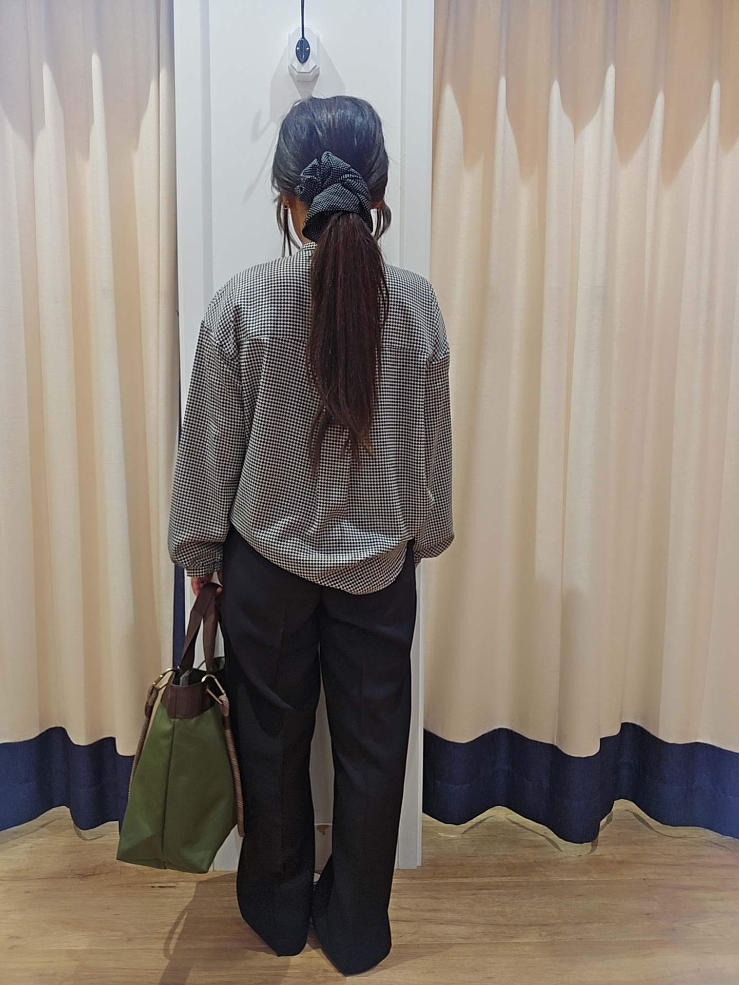 穂積佐紀さんの「Dessin｜【洗える/後ろゴム/XS-L】サイドバックルセミワイドパンツ」を使ったコーディネート