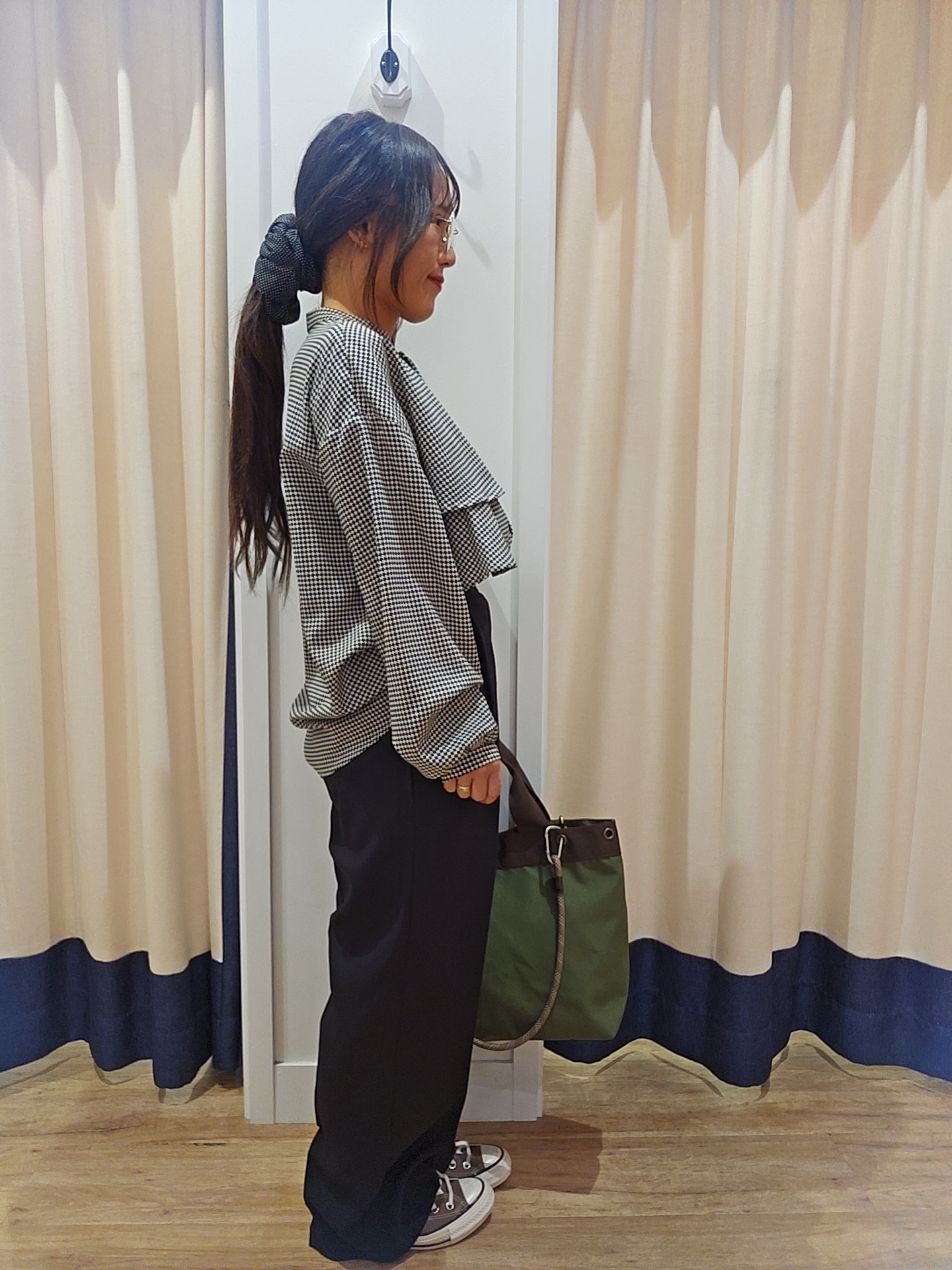 穂積佐紀さんの「Dessin｜【洗える/後ろゴム/XS-L】サイドバックルセミワイドパンツ」を使ったコーディネート