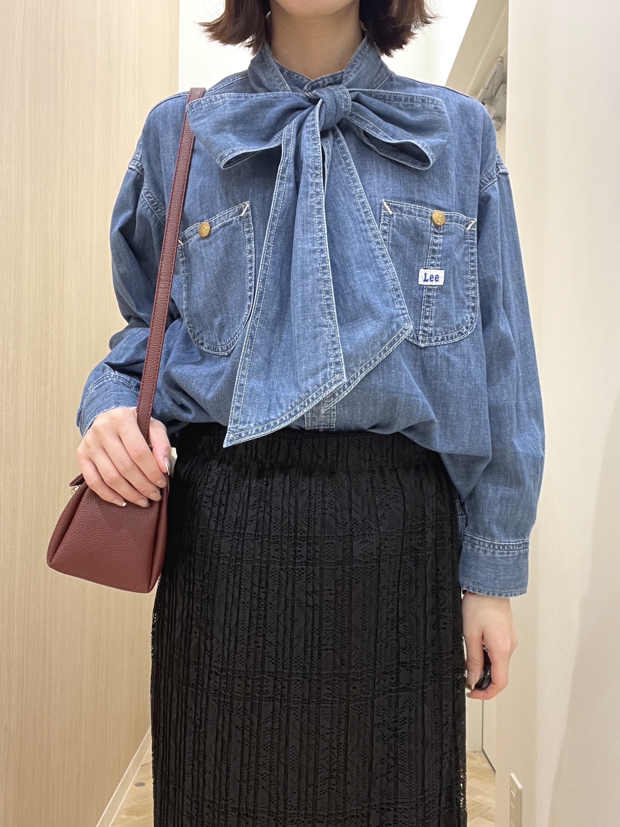  おまつさんの「grove｜【Lee&times;grove別注】DENIM BOWTIE SHIRTS」を使ったコーディネート