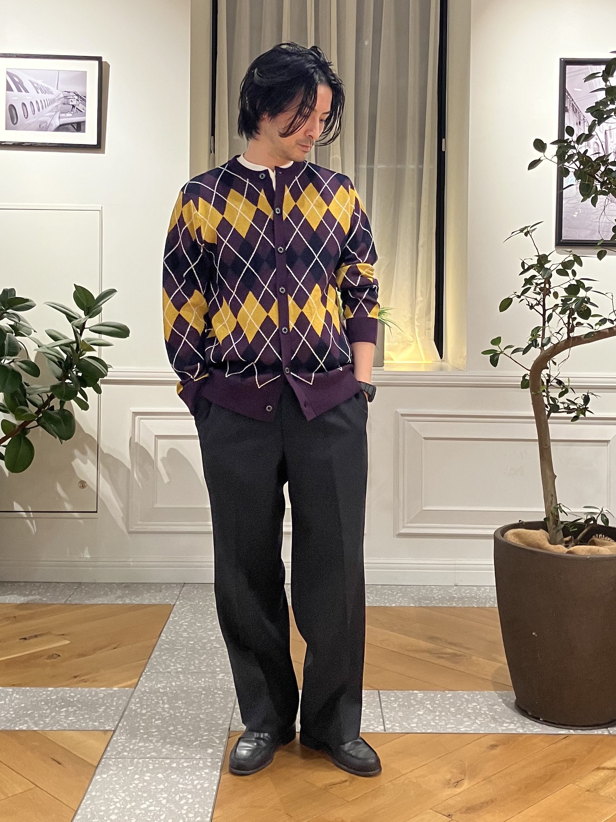 junyaさんの「DRESSTERIOR｜アーガイル ラウンドネックカーディガン」を使ったコーディネート
