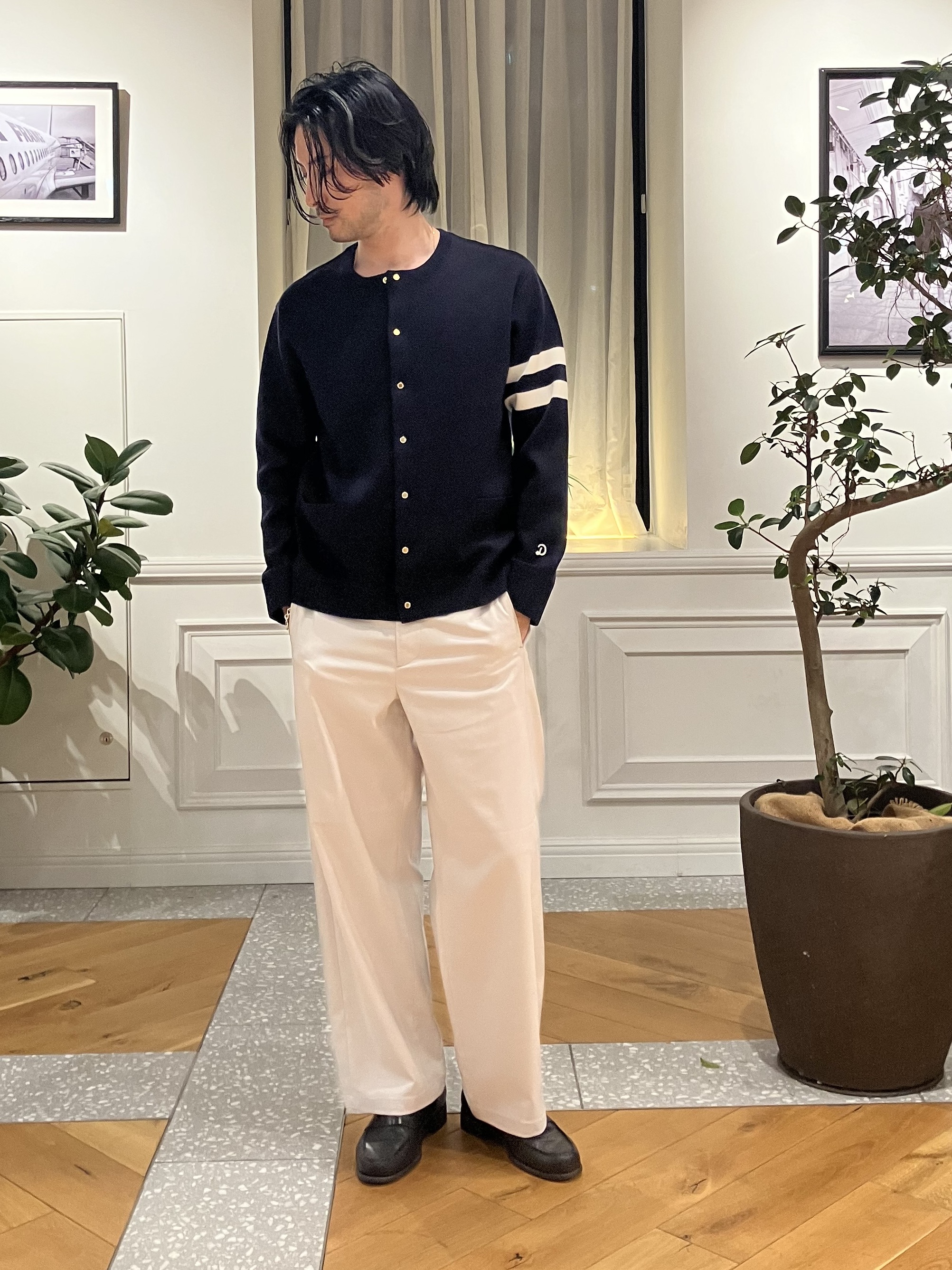 junyaさんの「DRESSTERIOR｜ウォッシャブル アームライン ラウンドカーディガン」を使ったコーディネート