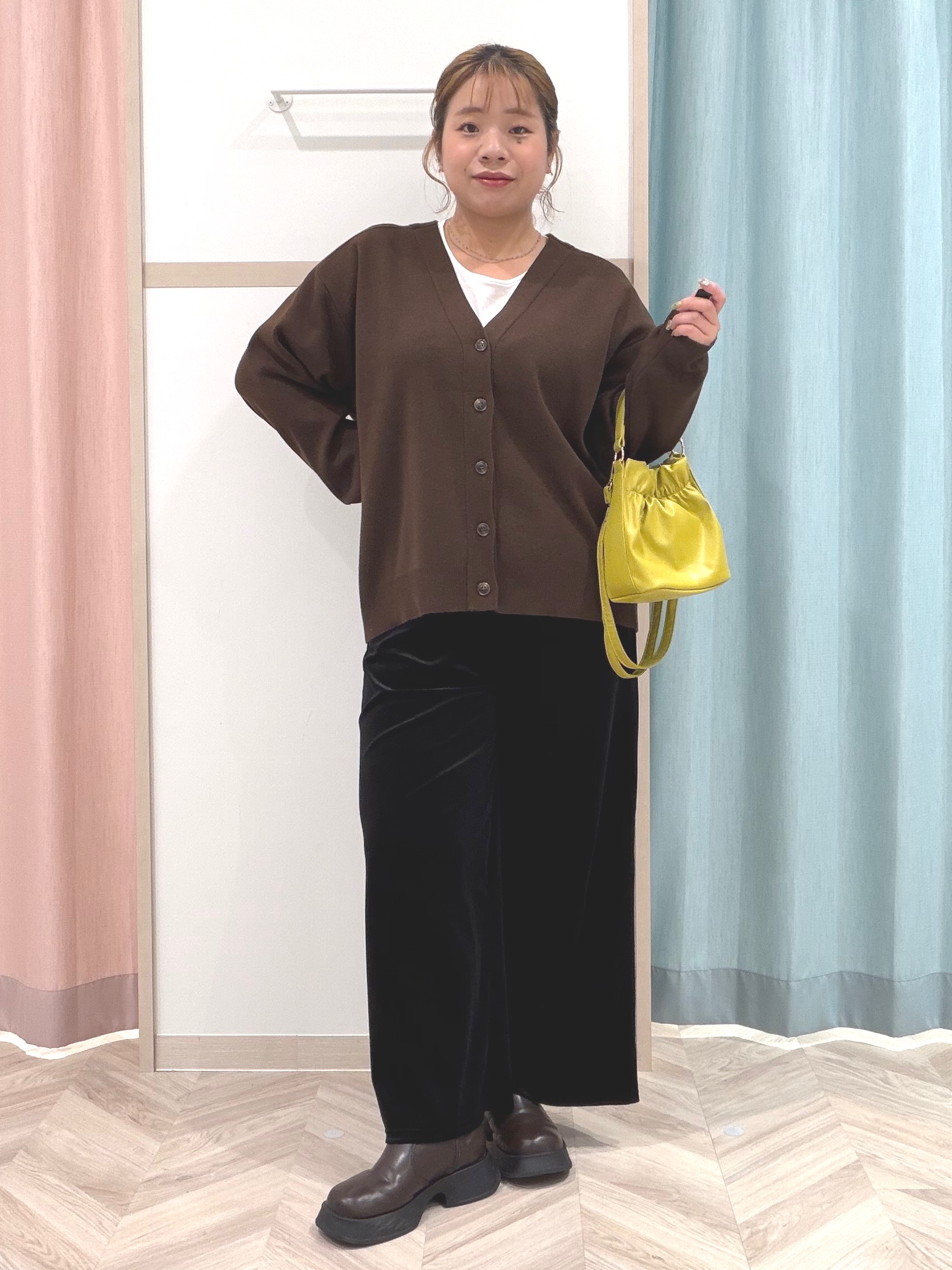 まちゃんなちゃんさんの「SHOO･LA･RUE｜【UV/S-LL/洗濯機可】大人上品 ロゴプリントロンT」を使ったコーディネート