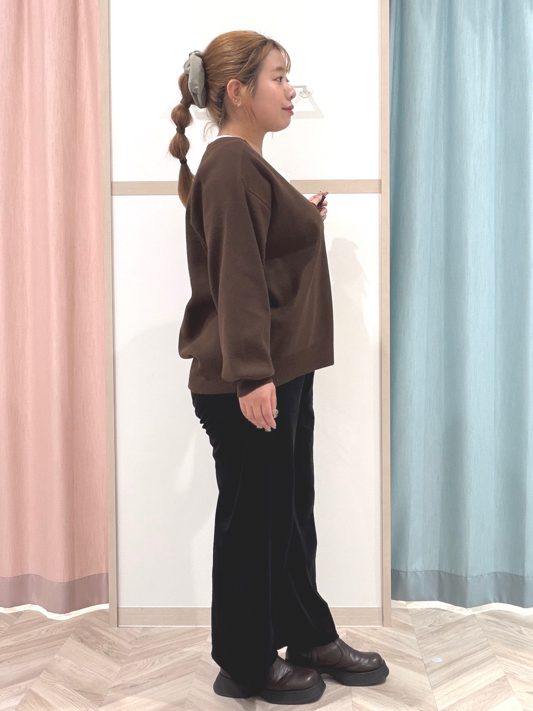 まちゃんなちゃんさんの「SHOO･LA･RUE｜【UV/S-LL/洗濯機可】大人上品 ロゴプリントロンT」を使ったコーディネート
