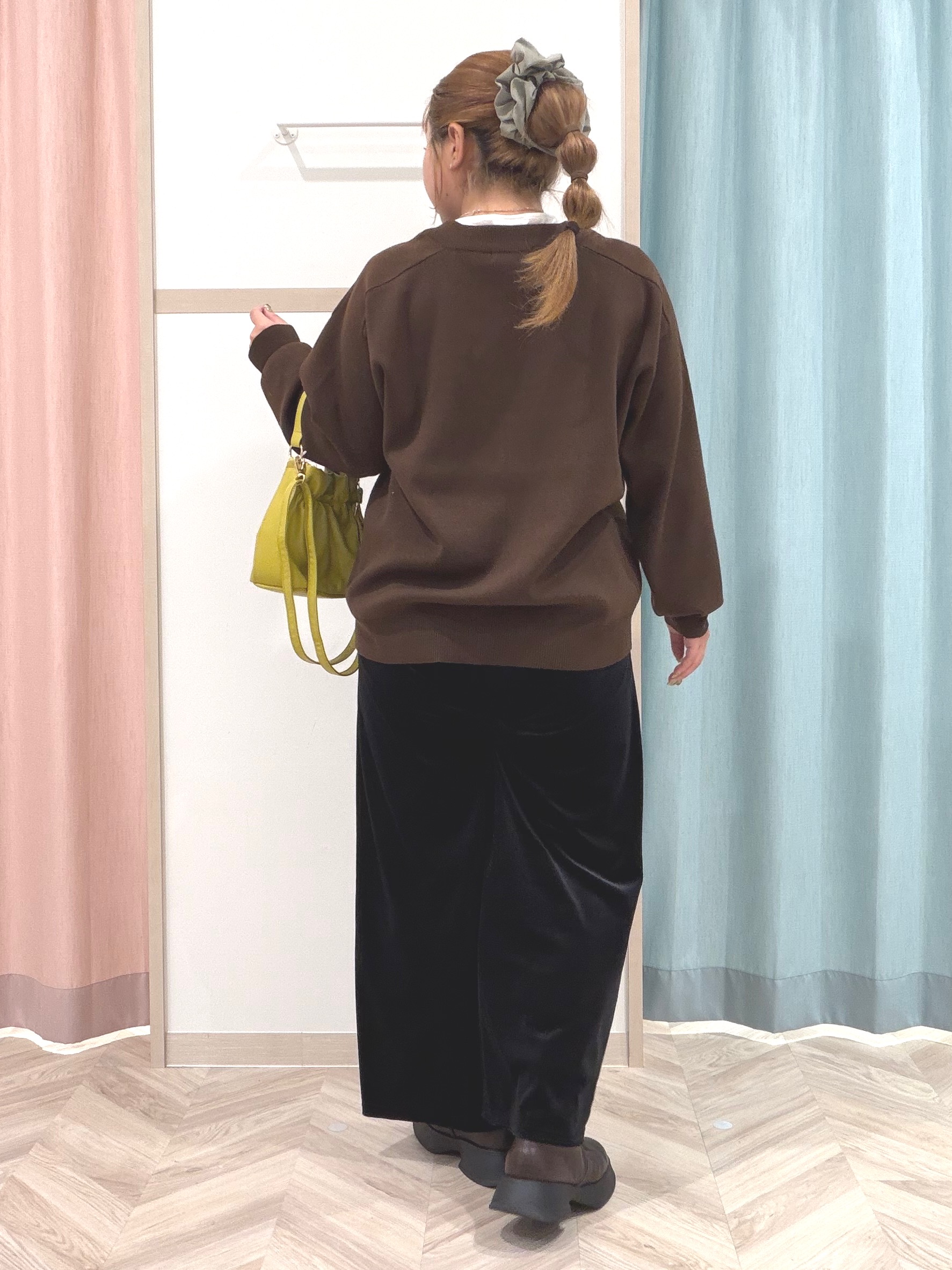 まちゃんなちゃんさんの「SHOO･LA･RUE｜【UV/S-LL/洗濯機可】大人上品 ロゴプリントロンT」を使ったコーディネート