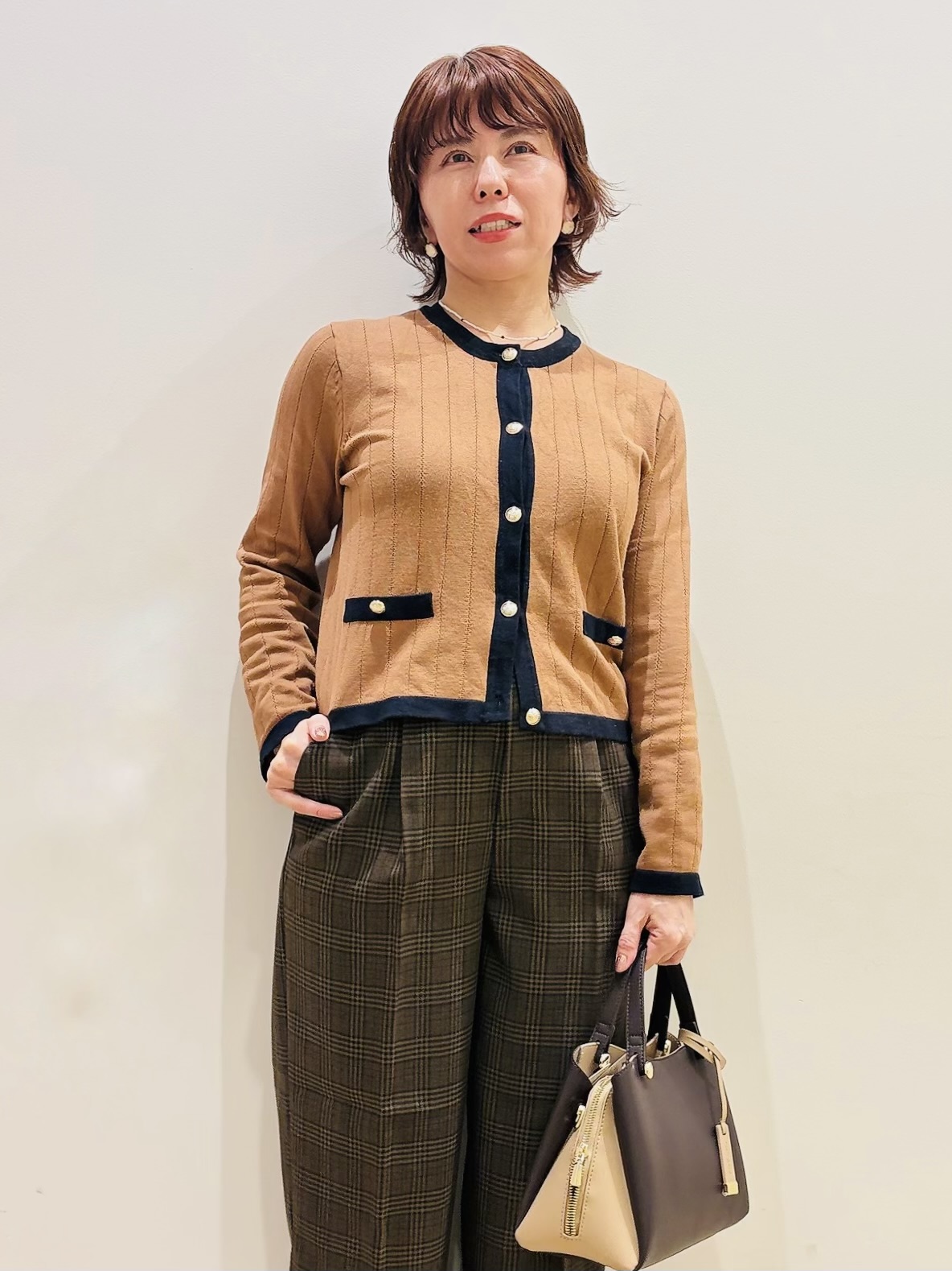 YUKOさんの「index｜バイカラークルーネックカーディガン【洗濯機OK】」を使ったコーディネート