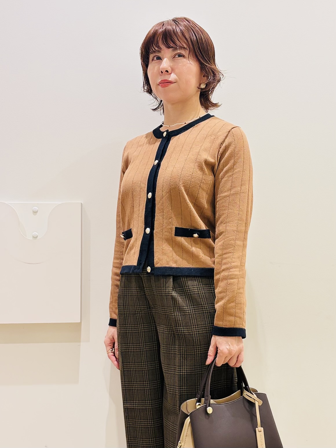 YUKOさんの「index｜バイカラークルーネックカーディガン【洗濯機OK】」を使ったコーディネート