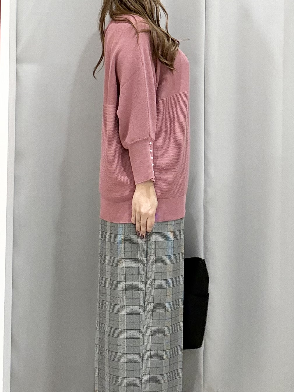 shioさんの「SHOO･LA･RUE｜【毛玉になりにくい】パール調ボタンが女性らしさをプラス ガーター切替 7分袖ドルマンニット」を使ったコーディネート