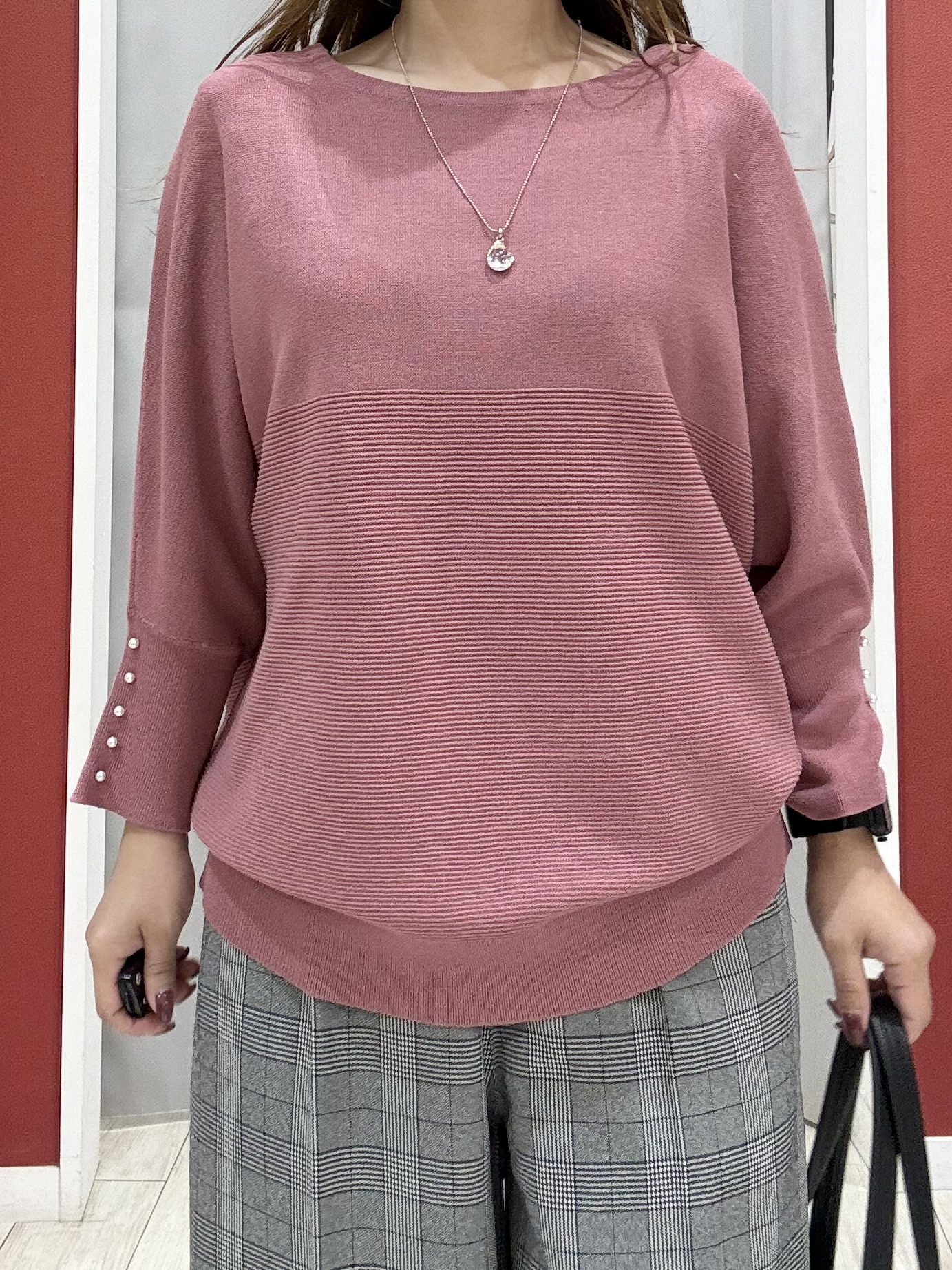 shioさんの「SHOO･LA･RUE｜【毛玉になりにくい】パール調ボタンが女性らしさをプラス ガーター切替 7分袖ドルマンニット」を使ったコーディネート