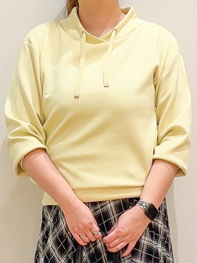 naoさんの「SHOO･LA･RUE｜【S-LL/体型カバー】もちさらなめらかタッチ 抜き襟風トップス」を使ったコーディネート