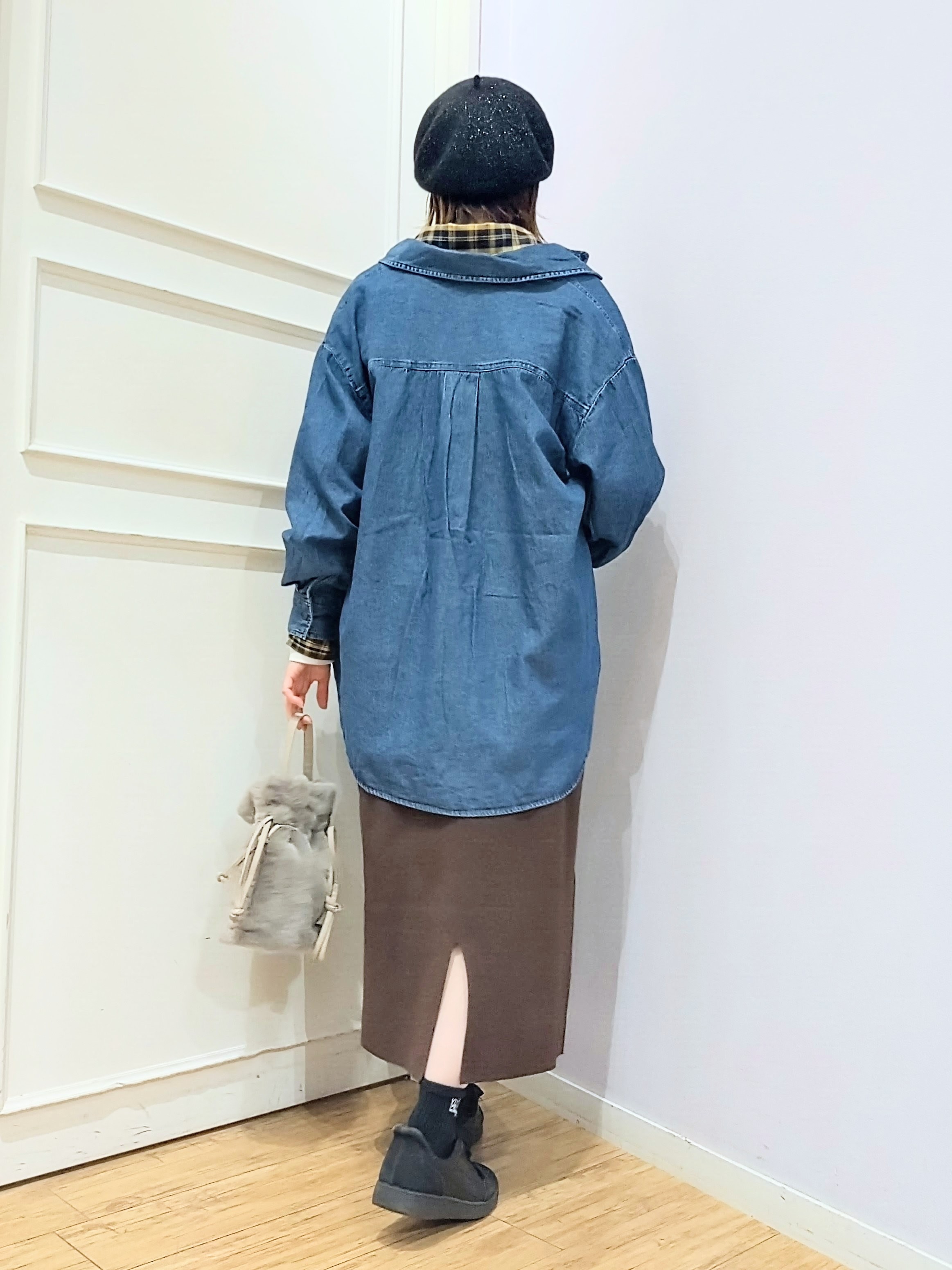 miomioさんの「SHOO･LA･RUE｜【S-LL/洗濯機可/体型カバー】ライトオンスデニム ダブルポケット オーバーサイズシャツ」を使ったコーディネート