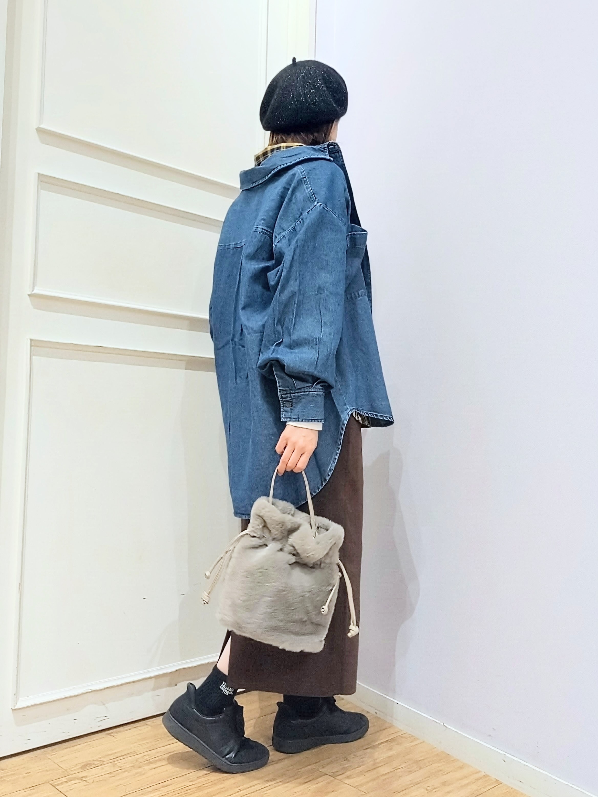miomioさんの「SHOO･LA･RUE｜【S-LL/洗濯機可/体型カバー】ライトオンスデニム ダブルポケット オーバーサイズシャツ」を使ったコーディネート
