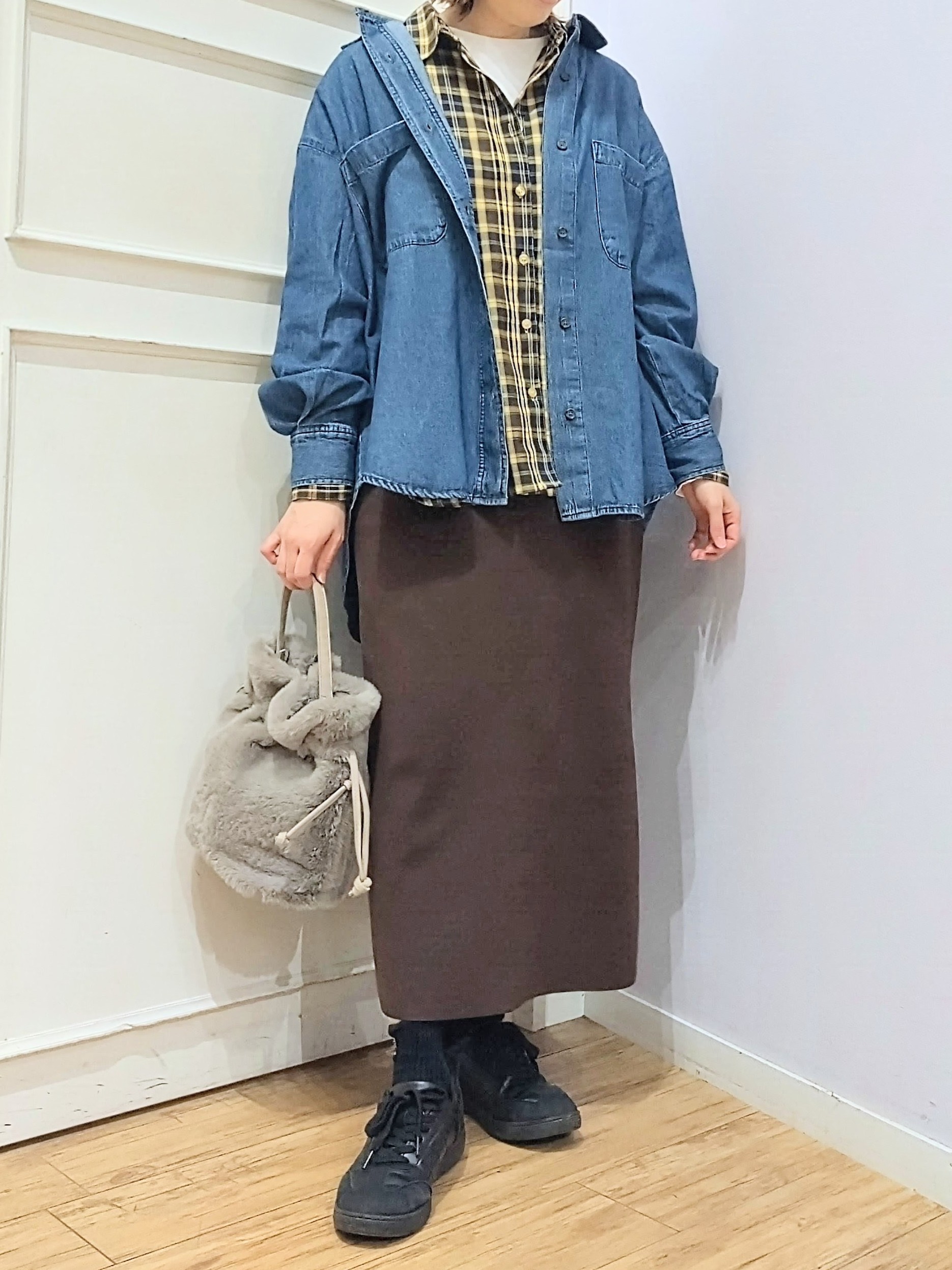 miomioさんの「SHOO･LA･RUE｜【S-LL/洗濯機可/体型カバー】ライトオンスデニム ダブルポケット オーバーサイズシャツ」を使ったコーディネート