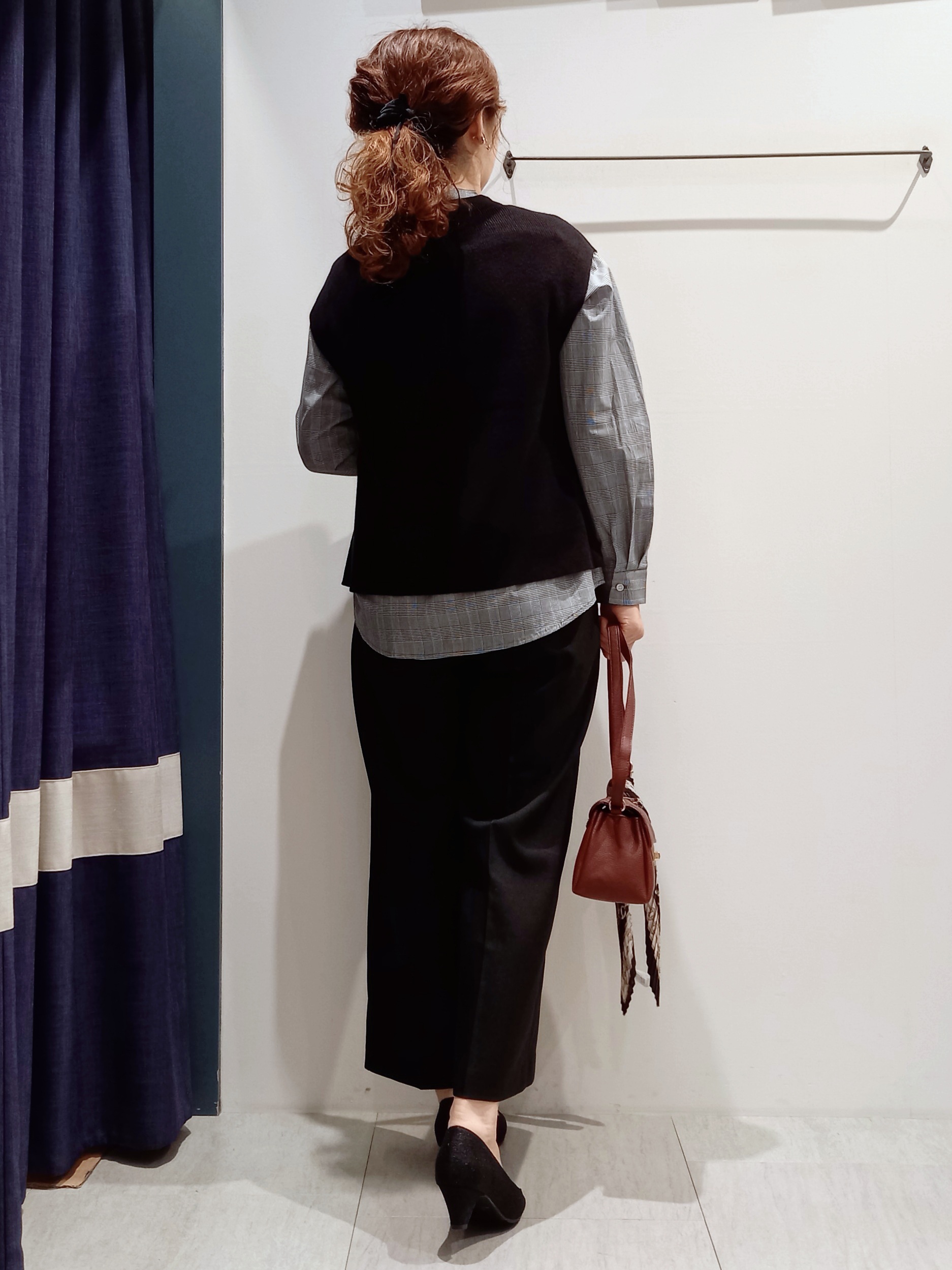 miiさんの「grove｜【2点セット/時短・着回し】着るだけでコーデが完成 ニットベスト&times;シャツ」を使ったコーディネート