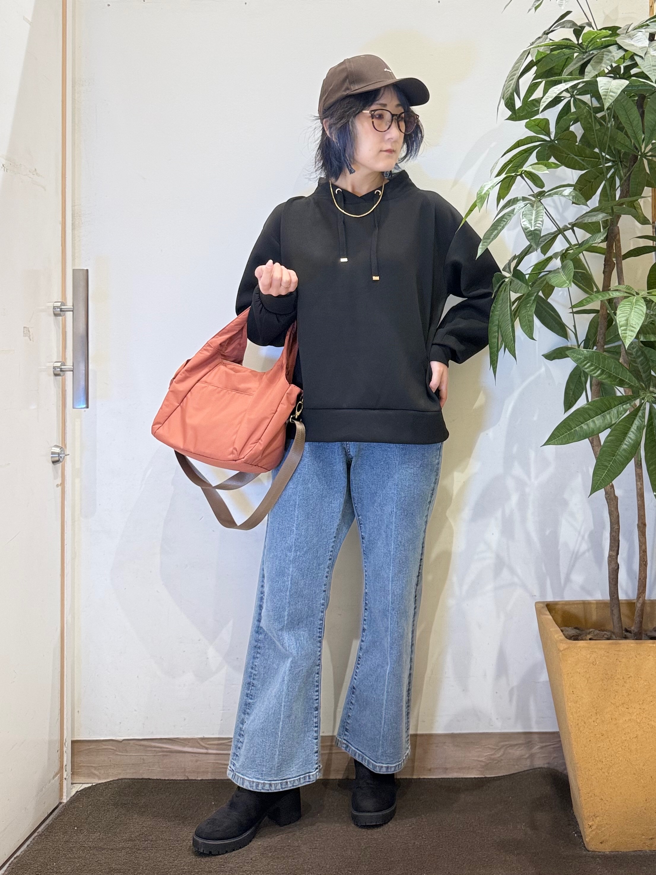 misakiさんの「SHOO･LA･RUE｜【S-LL/体型カバー】もちさらなめらかタッチ 抜き襟風トップス」を使ったコーディネート