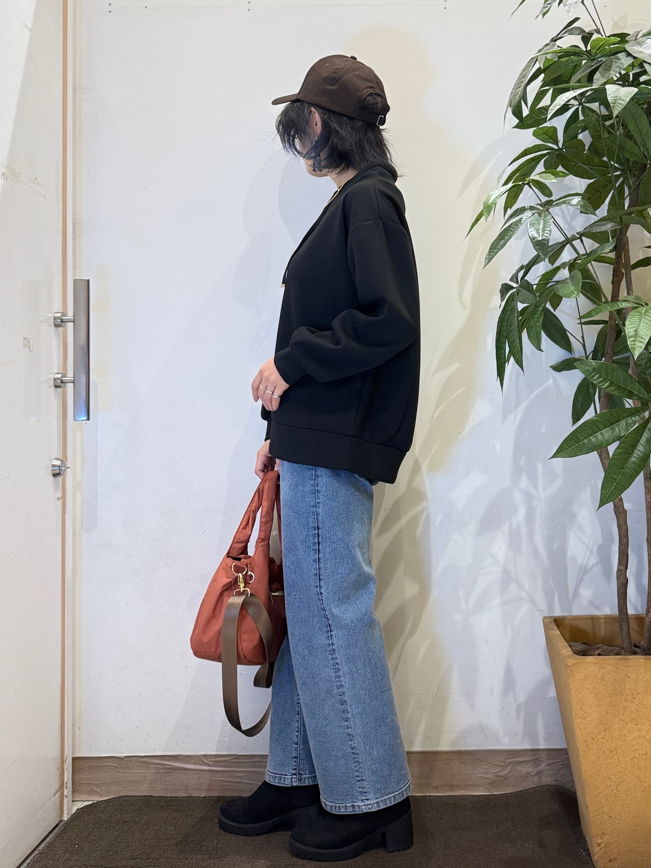 misakiさんの「SHOO･LA･RUE｜【S-LL/体型カバー】もちさらなめらかタッチ 抜き襟風トップス」を使ったコーディネート
