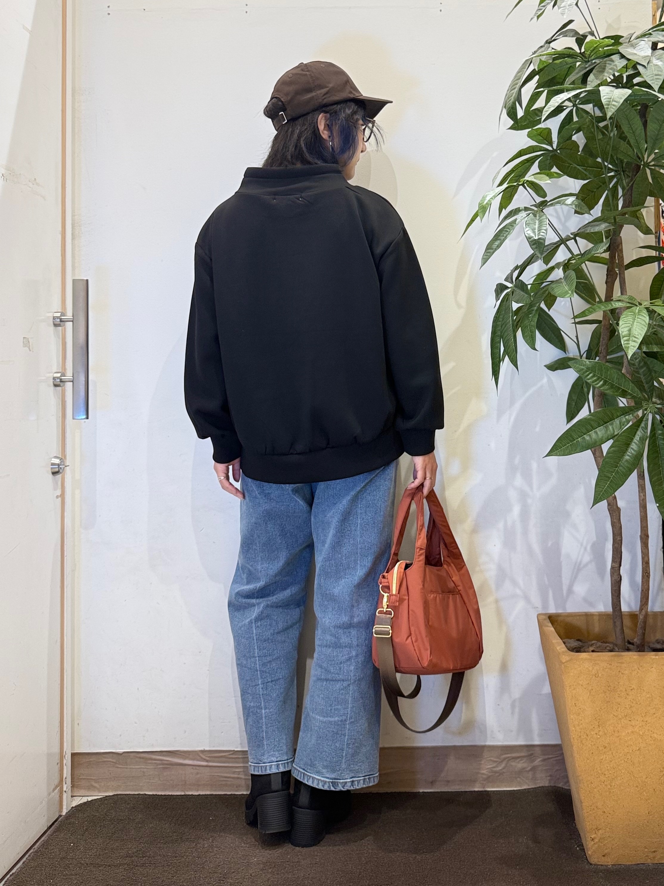 misakiさんの「SHOO･LA･RUE｜【S-LL/体型カバー】もちさらなめらかタッチ 抜き襟風トップス」を使ったコーディネート