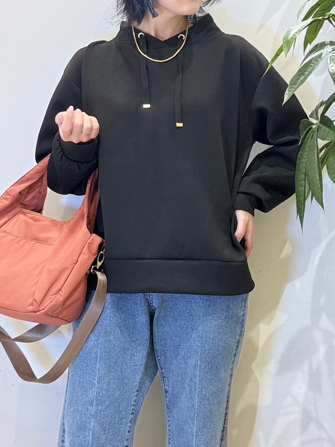 misakiさんの「SHOO･LA･RUE｜【S-LL/体型カバー】もちさらなめらかタッチ 抜き襟風トップス」を使ったコーディネート