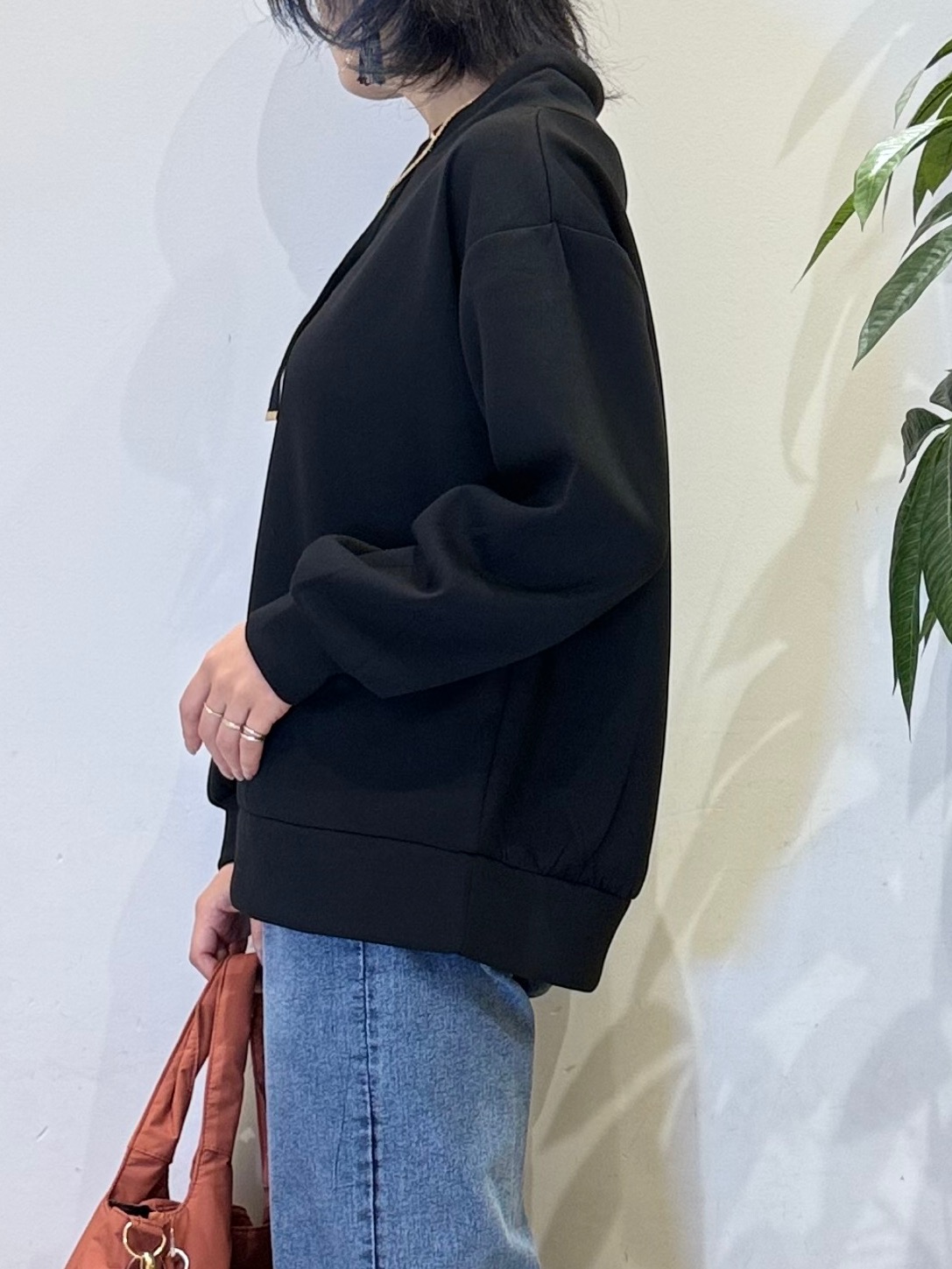 misakiさんの「SHOO･LA･RUE｜【S-LL/体型カバー】もちさらなめらかタッチ 抜き襟風トップス」を使ったコーディネート