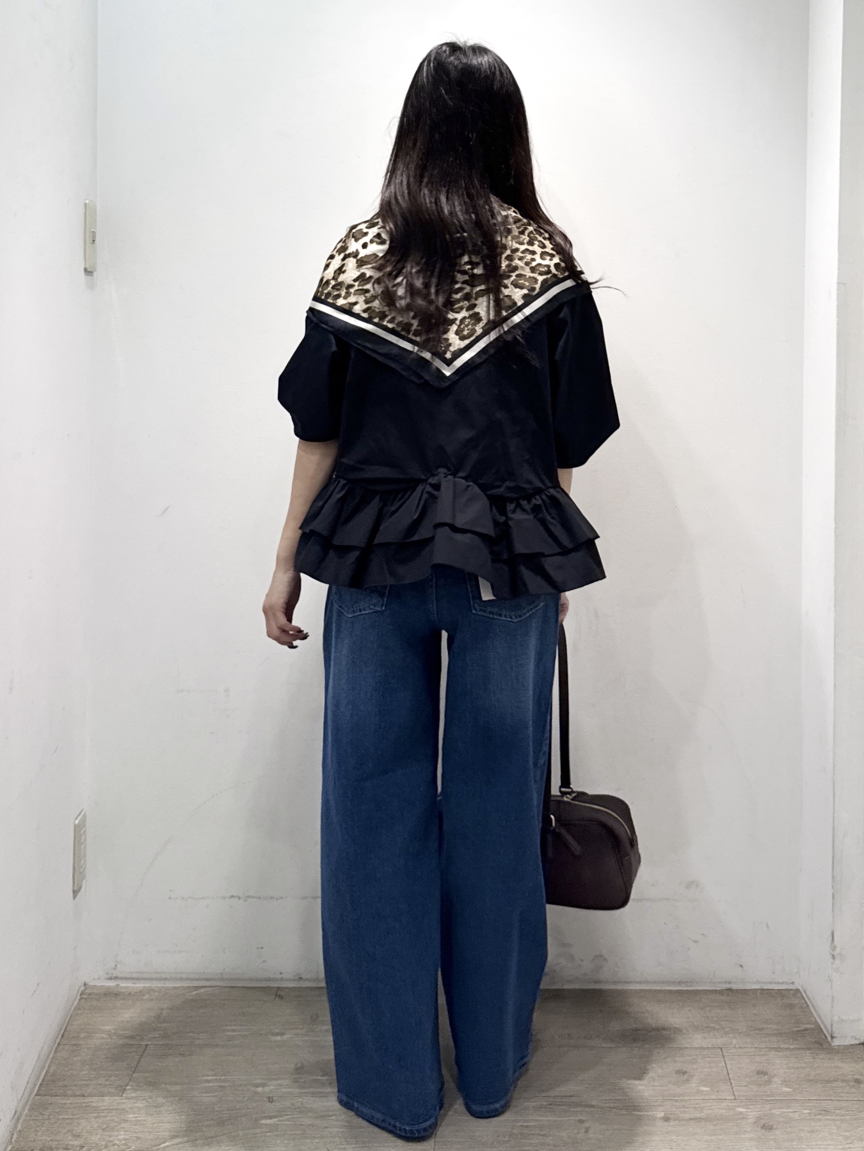 yuicciさんの「OPAQUE.CLIP｜【森絵梨佳さん着用】裾ラッフルデザインブラウス《洗濯機OK》」を使ったコーディネート