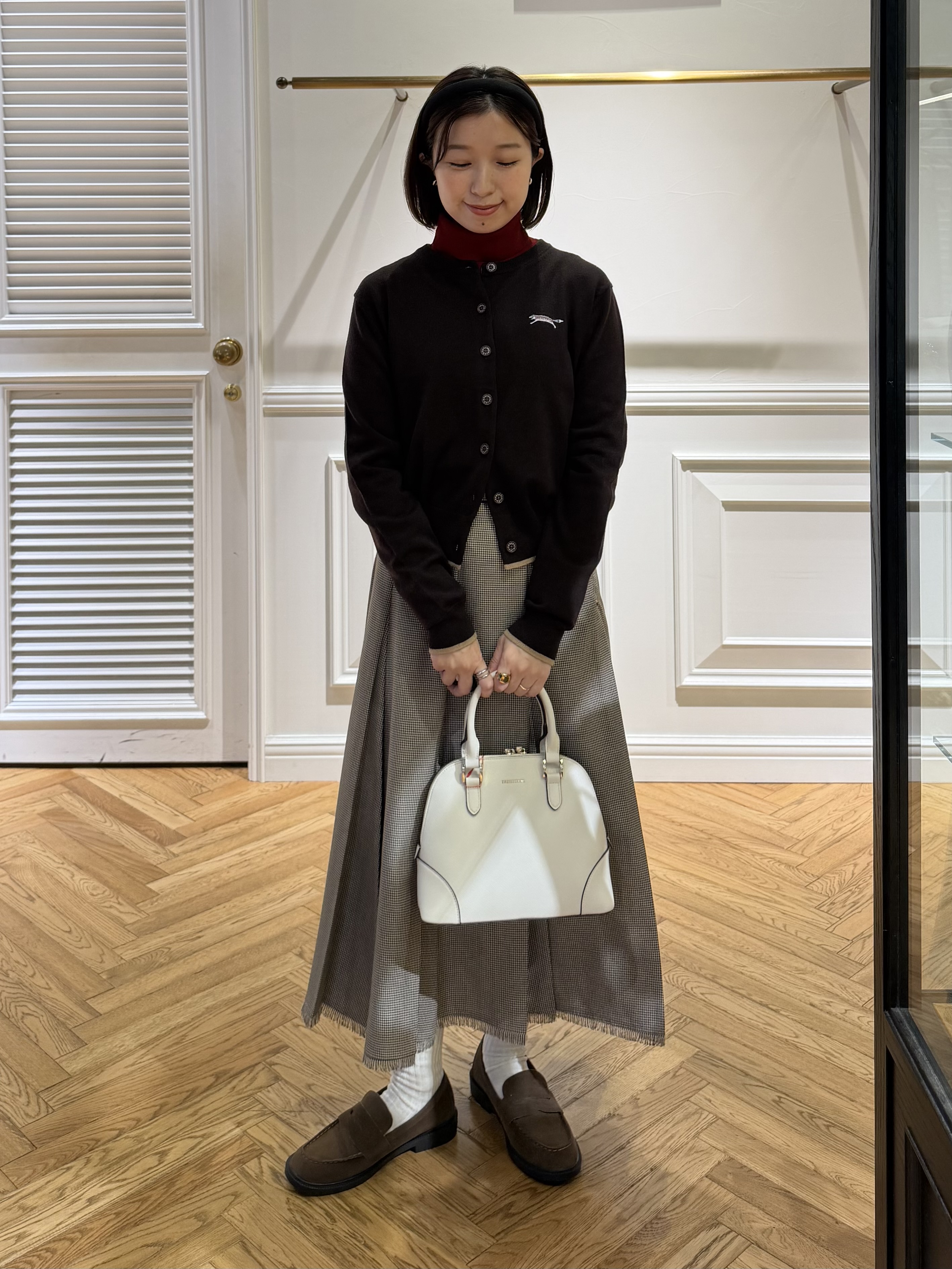 つじ まこさんの「DRESSTERIOR｜【STORY11月号掲載】ゼニアバル―ファキャッシュウールクルーネックカーディガン」を使ったコーディネート