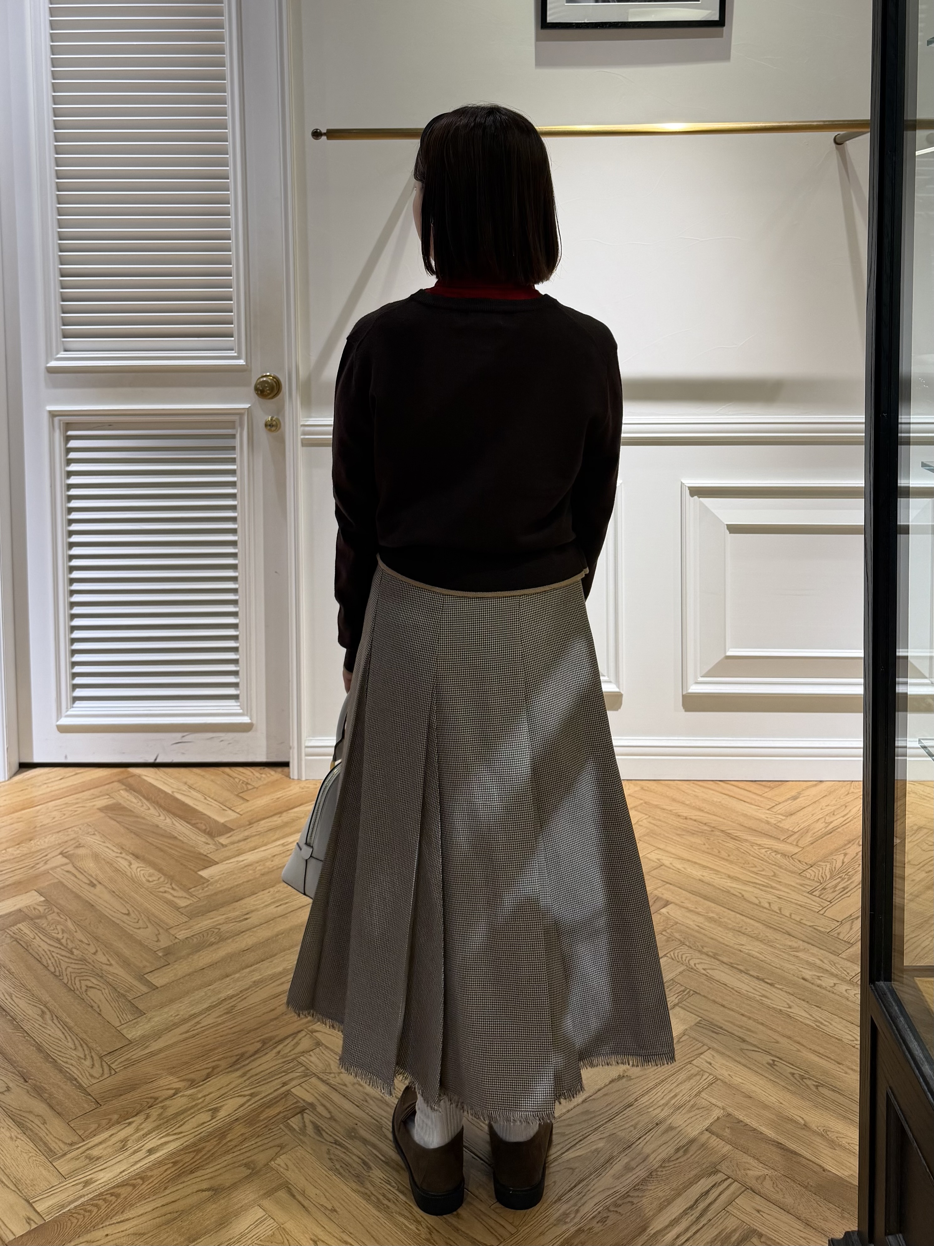 つじ まこさんの「DRESSTERIOR｜【STORY11月号掲載】ゼニアバル―ファキャッシュウールクルーネックカーディガン」を使ったコーディネート