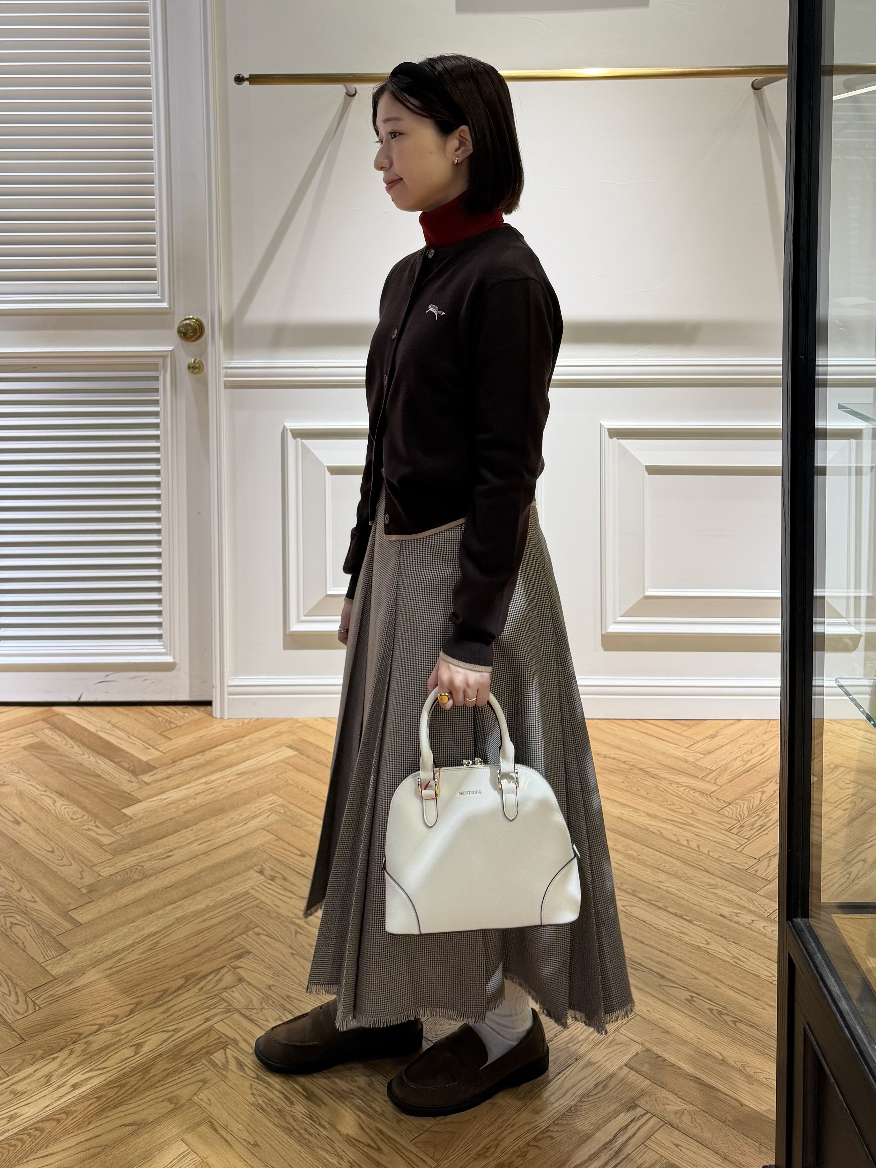 つじ まこさんの「DRESSTERIOR｜【STORY11月号掲載】ゼニアバル―ファキャッシュウールクルーネックカーディガン」を使ったコーディネート