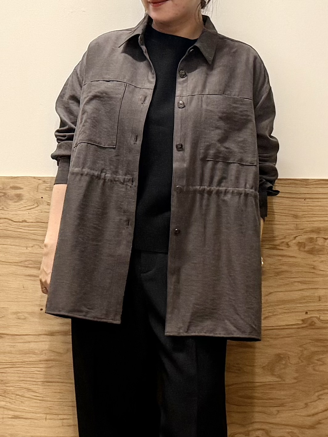 nanaさんの「grove｜【羽織りでも、1枚着でも】スエードライクドロストシャツ」を使ったコーディネート