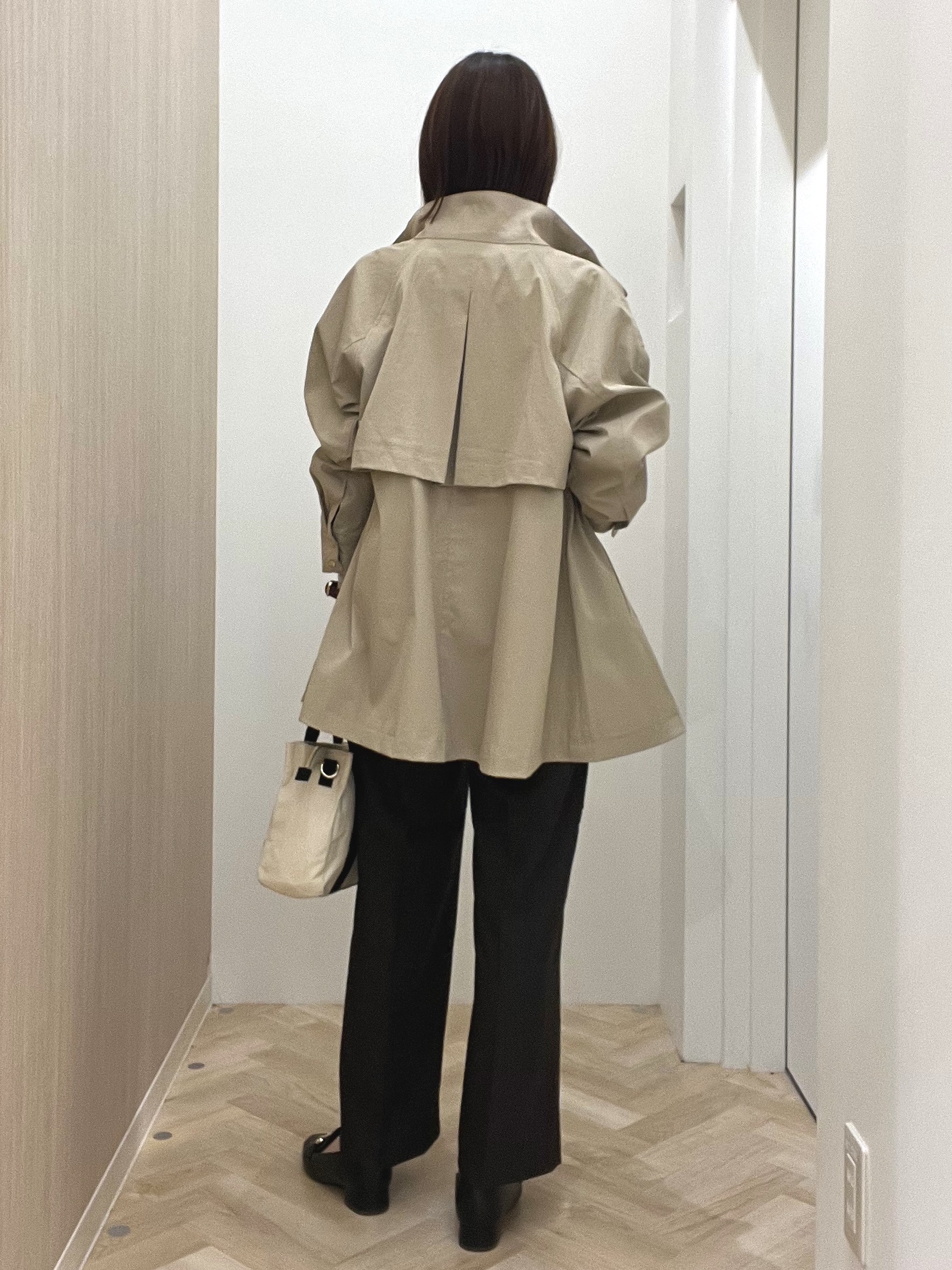  おまつさんの「grove｜【撥水／シルエット2WAY】ゆったり着られて体型カバー◎ スタンドネック テントラインコート」を使ったコーディネート