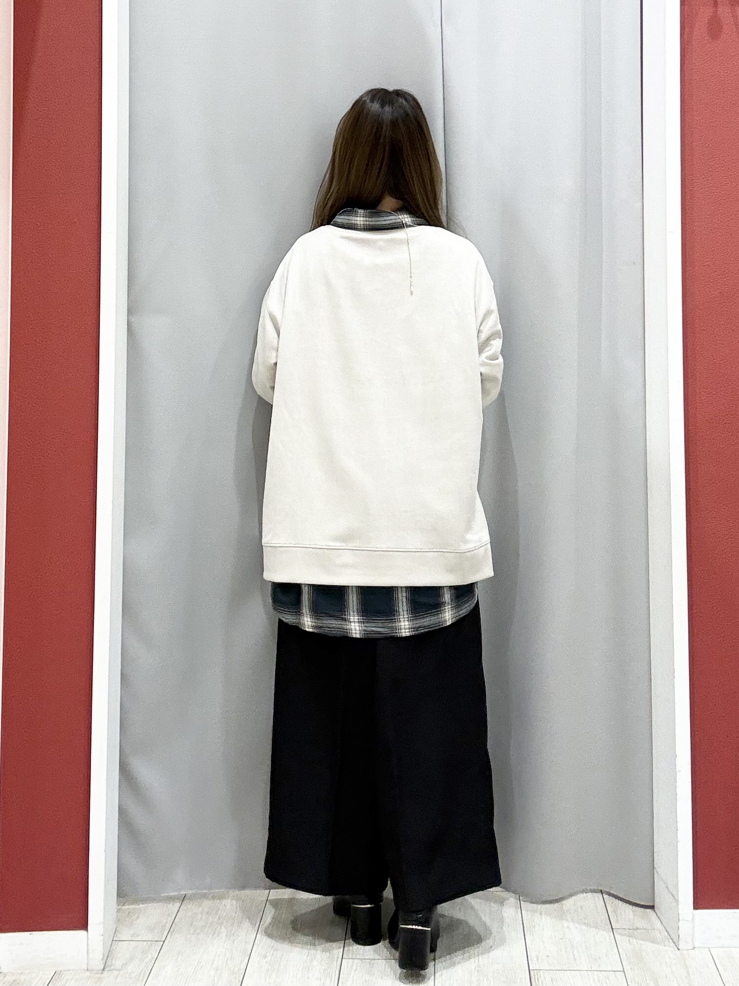 shioさんの「SHOO･LA･RUE｜【S-LL/体型カバー/セットアップ可】インせず着られる やわらか スエード調トップス」を使ったコーディネート