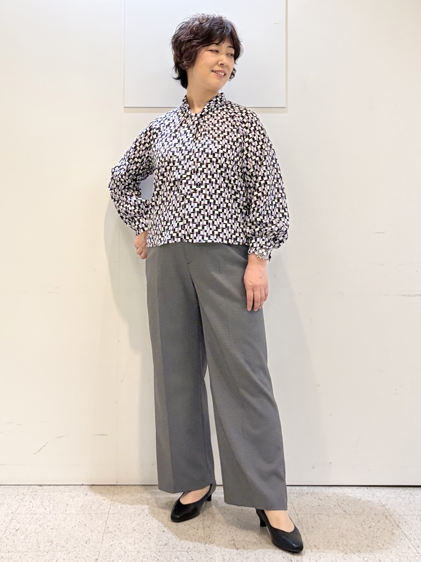 ヤスコさんの「Reflect｜【SS-4Lサイズ／セットアップ】幾何柄プリント ボウタイデザインブラウス」を使ったコーディネート