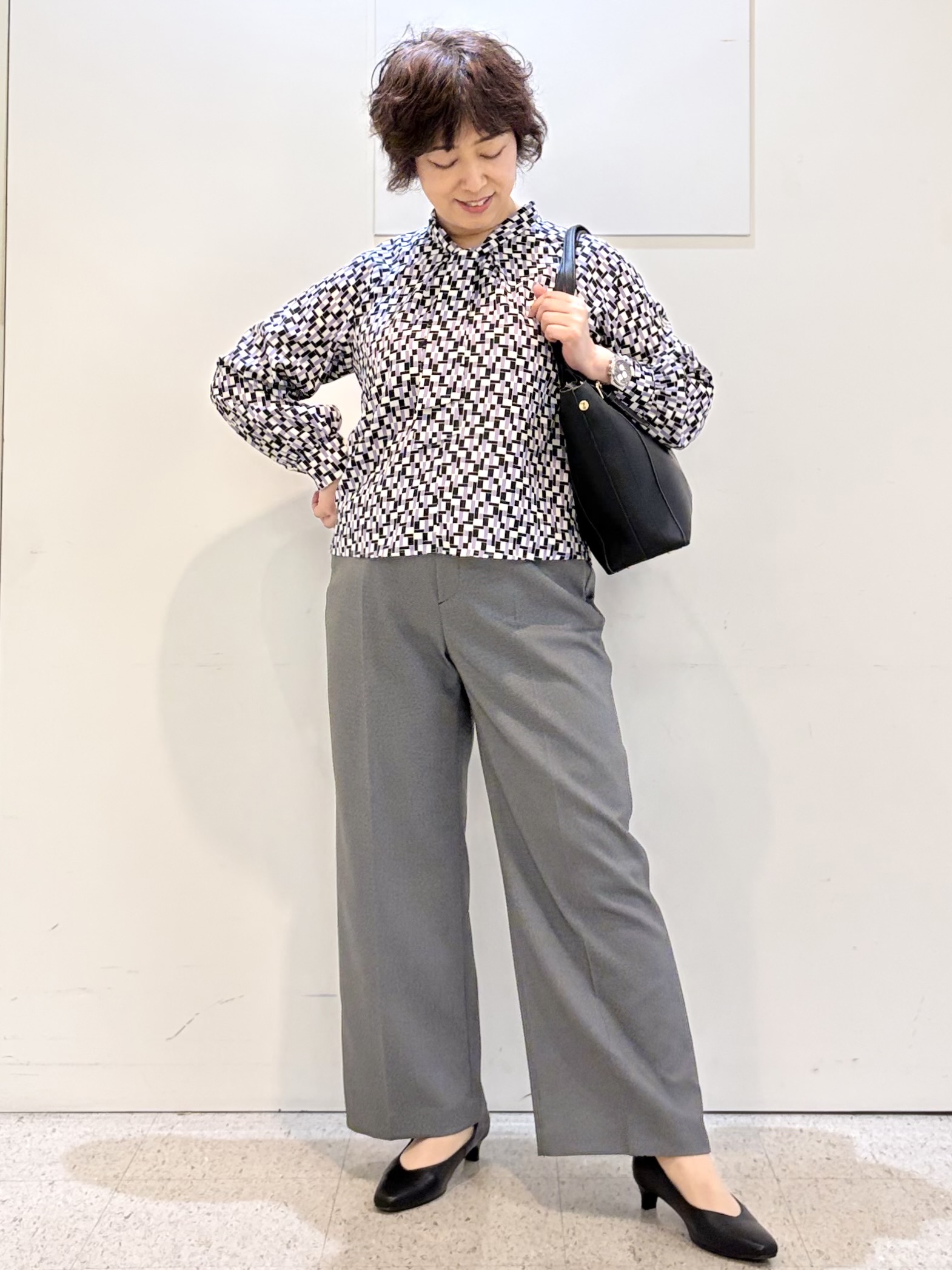 ヤスコさんの「Reflect｜【SS-4Lサイズ／セットアップ】幾何柄プリント ボウタイデザインブラウス」を使ったコーディネート