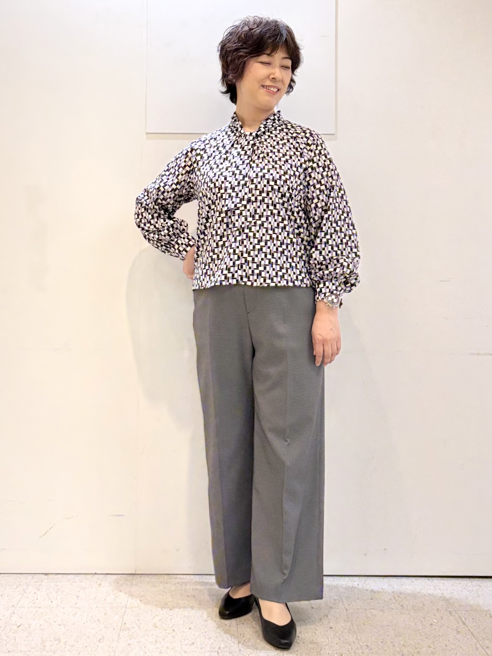 ヤスコさんの「Reflect｜【SS-4Lサイズ／セットアップ】幾何柄プリント ボウタイデザインブラウス」を使ったコーディネート