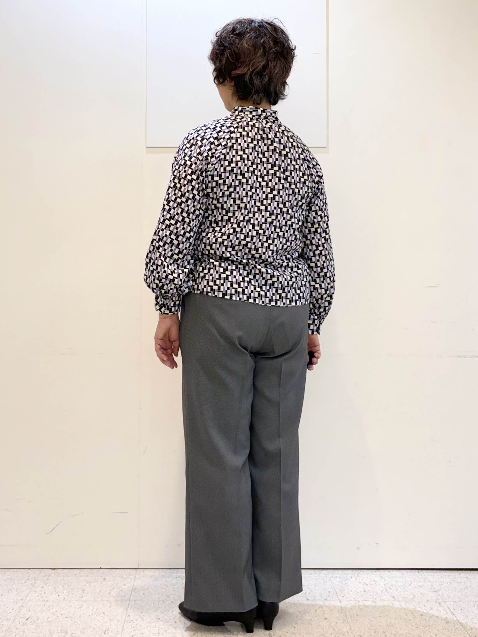 ヤスコさんの「Reflect｜【SS-4Lサイズ／セットアップ】幾何柄プリント ボウタイデザインブラウス」を使ったコーディネート