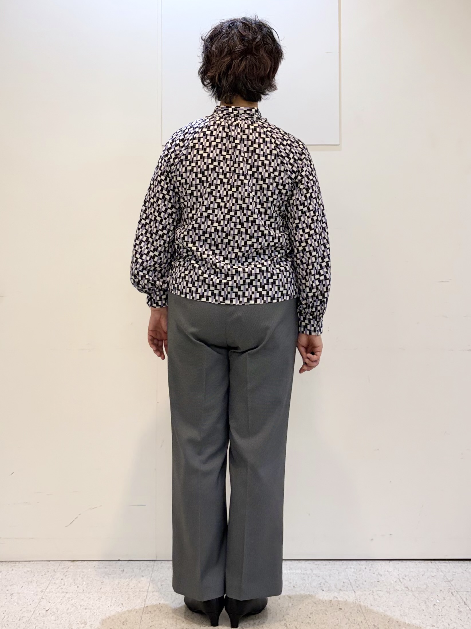 ヤスコさんの「Reflect｜【SS-4Lサイズ／セットアップ】幾何柄プリント ボウタイデザインブラウス」を使ったコーディネート